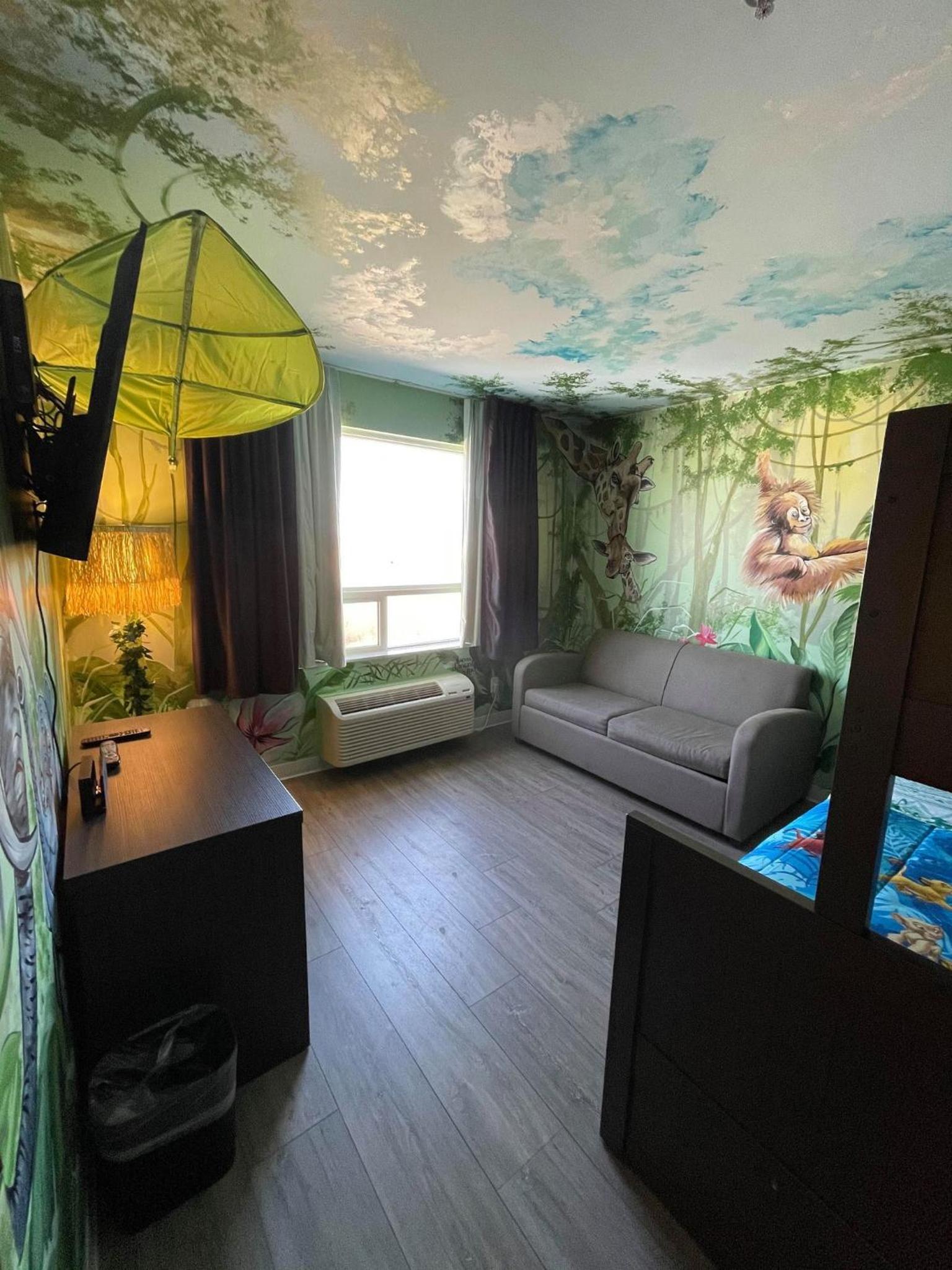 One-Bedroom Efficiency King Room - Jungle Theme/Non-Smoking - Photo 13