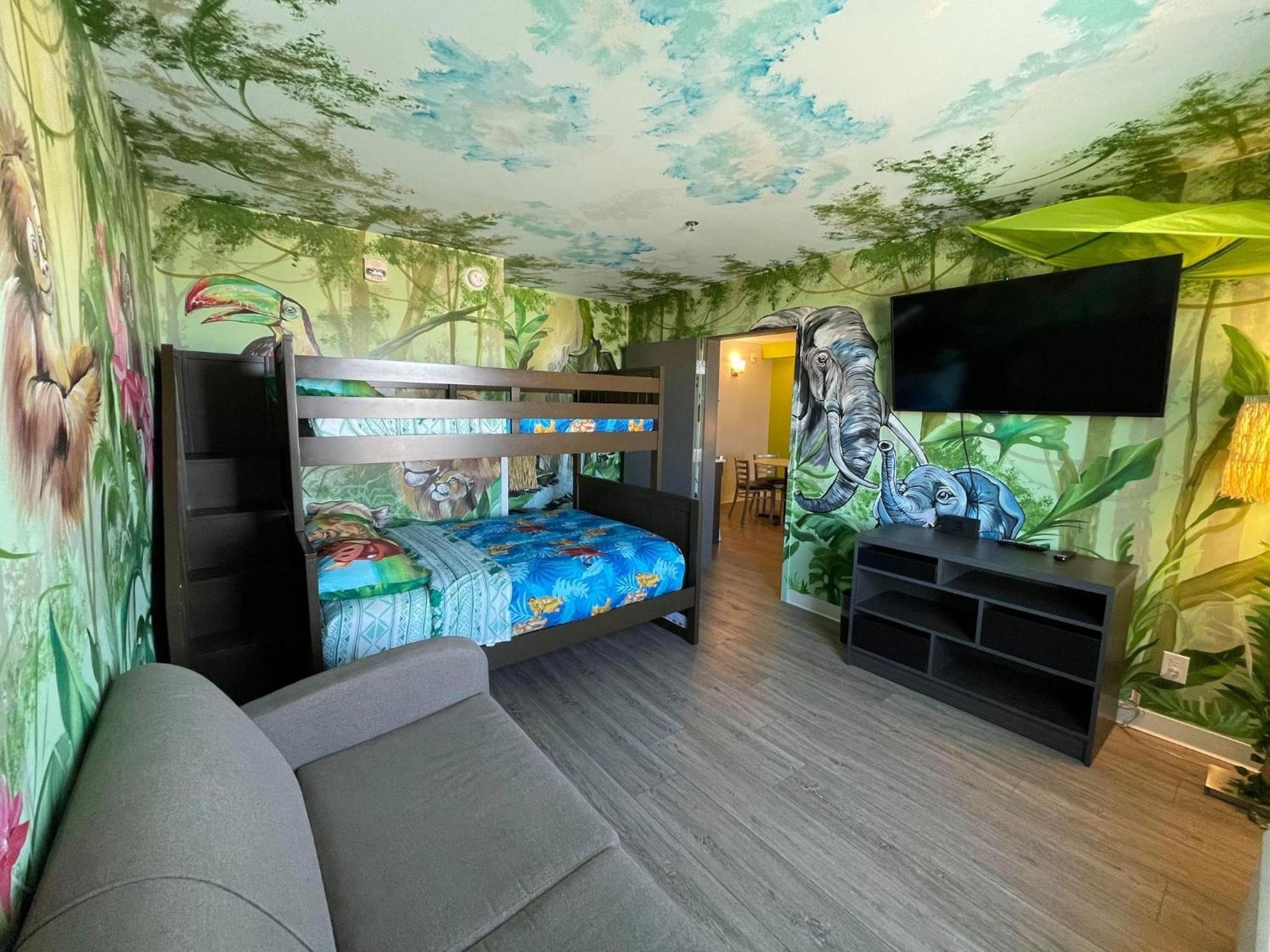 One-Bedroom Efficiency King Room - Jungle Theme/Non-Smoking - Photo 15