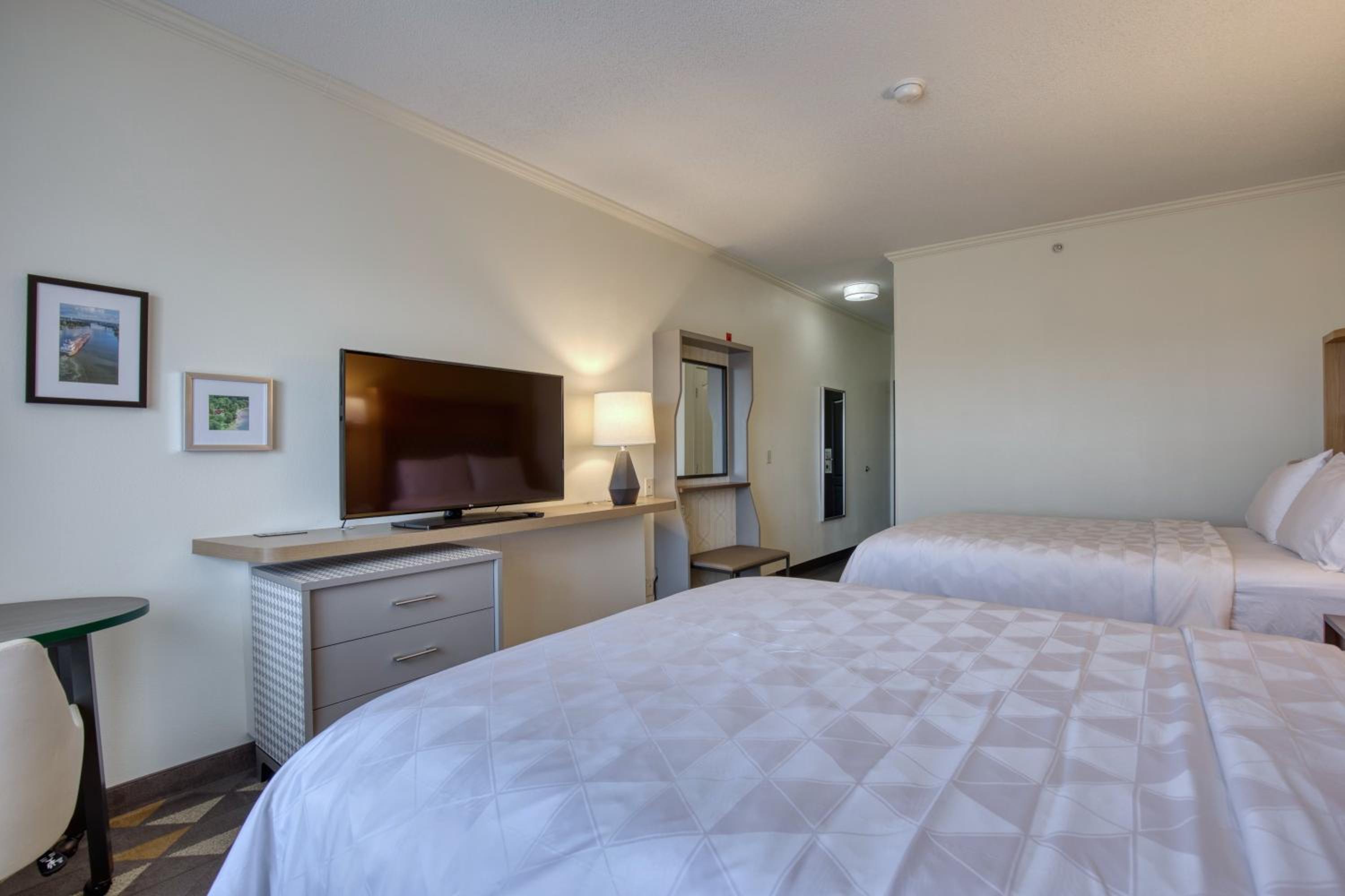 Standard Room with Two Queen Beds - Photo 2