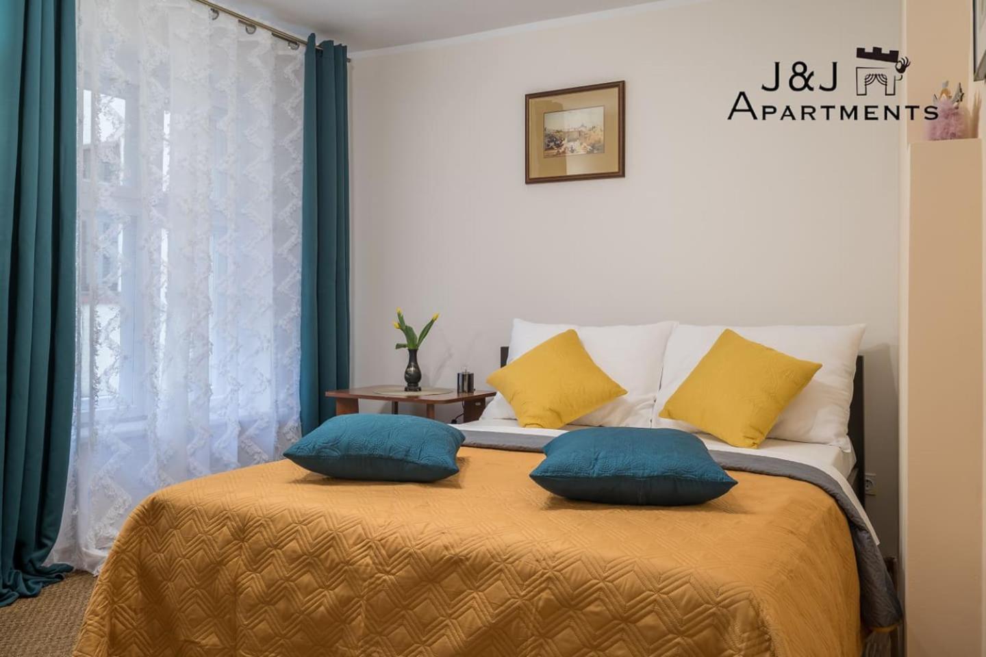 One-Bedroom Apartment - Photo 2
