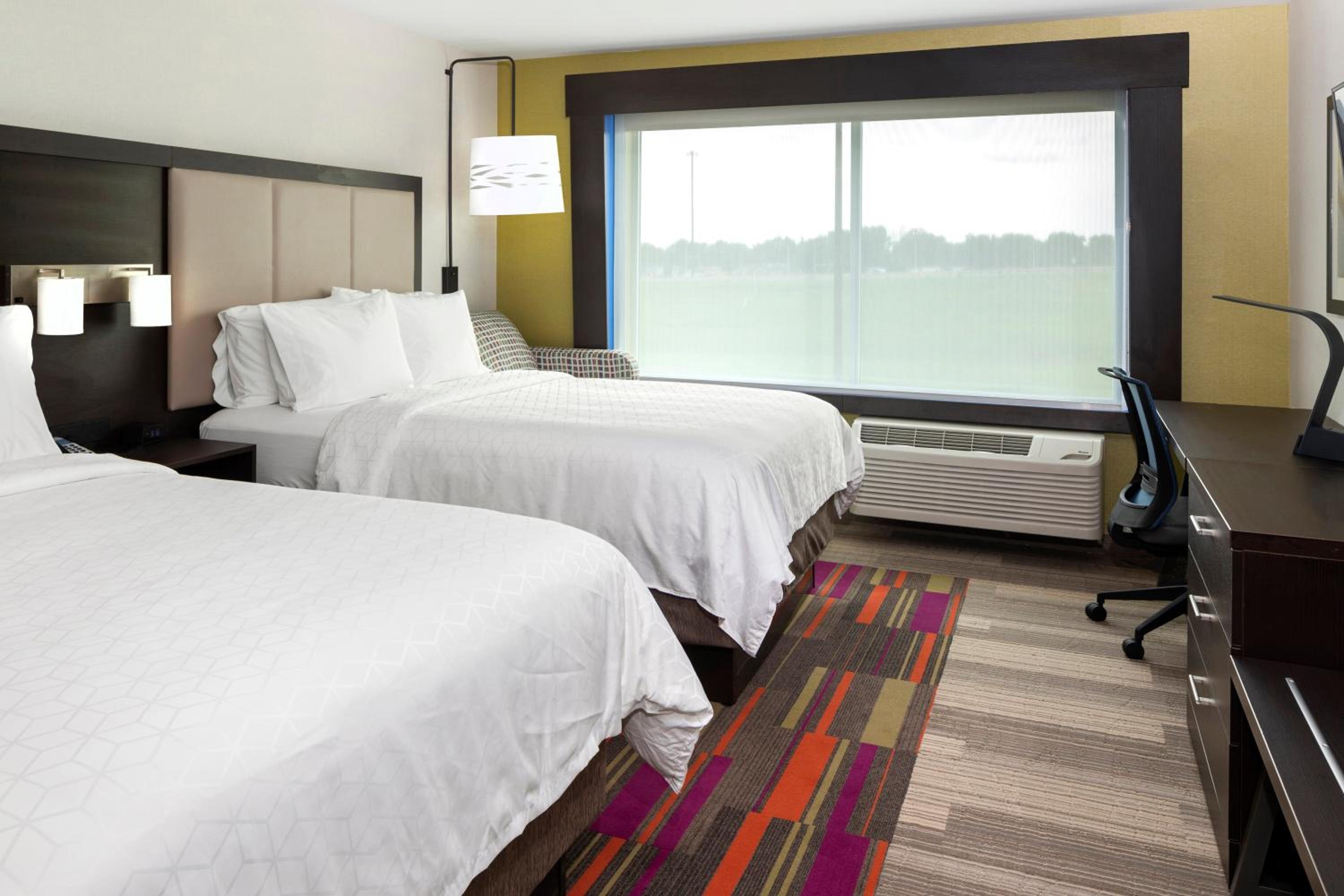 Standard Queen Room with Two Queen Beds - Photo 3