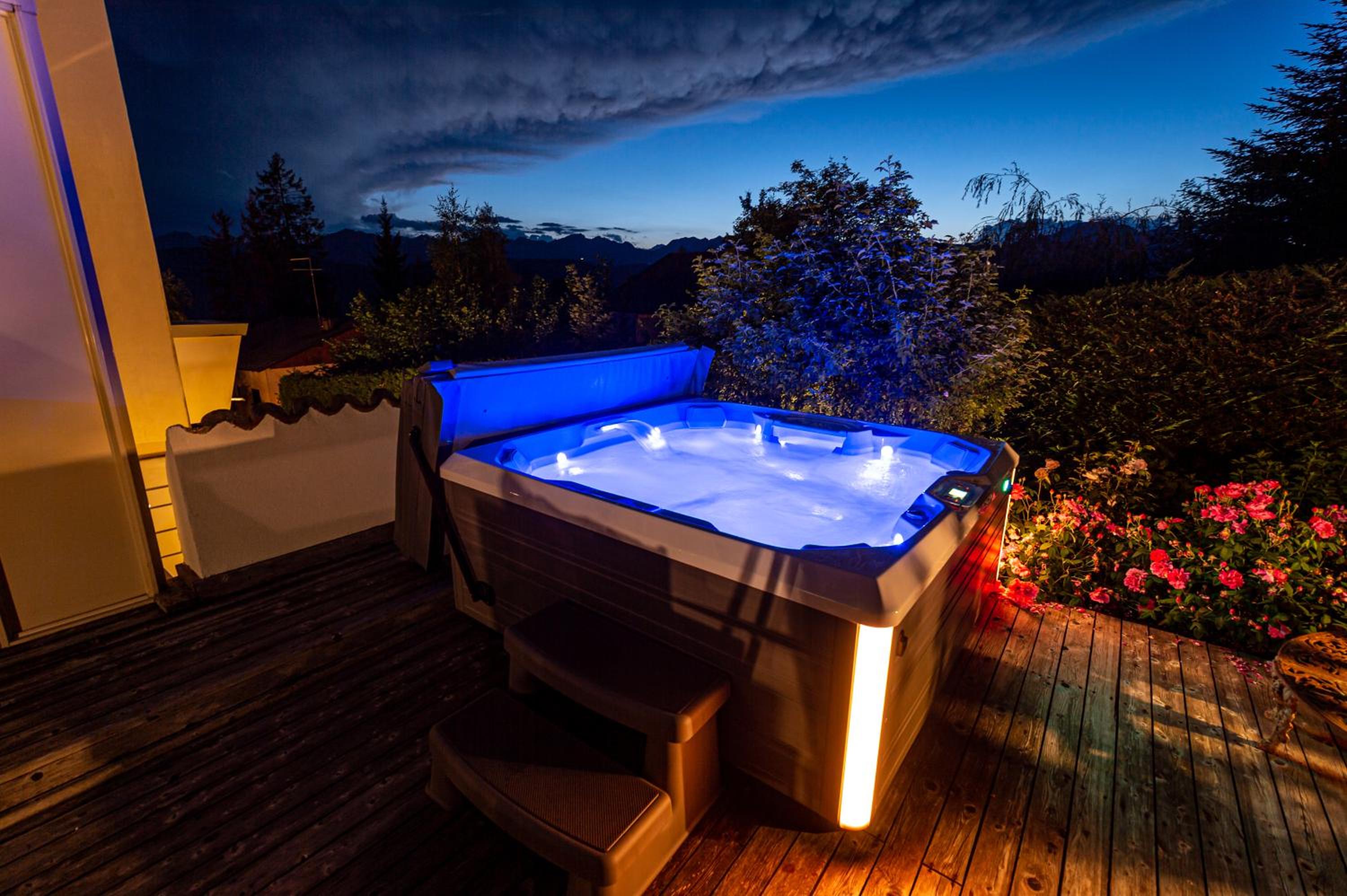Suite with External Hot Tub photo 3