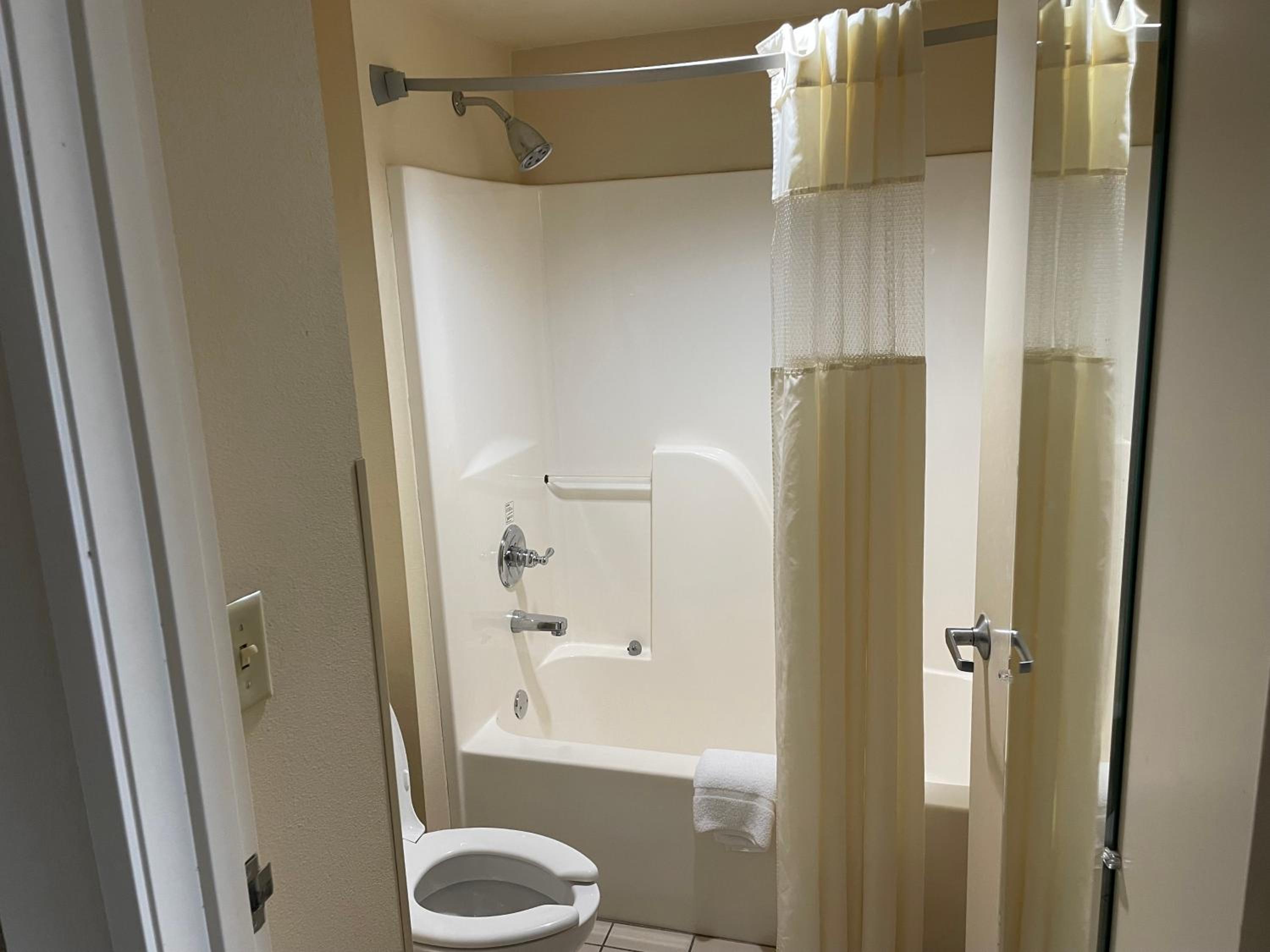 Deluxe King Room with Water View - Non-Smoking - Photo 5