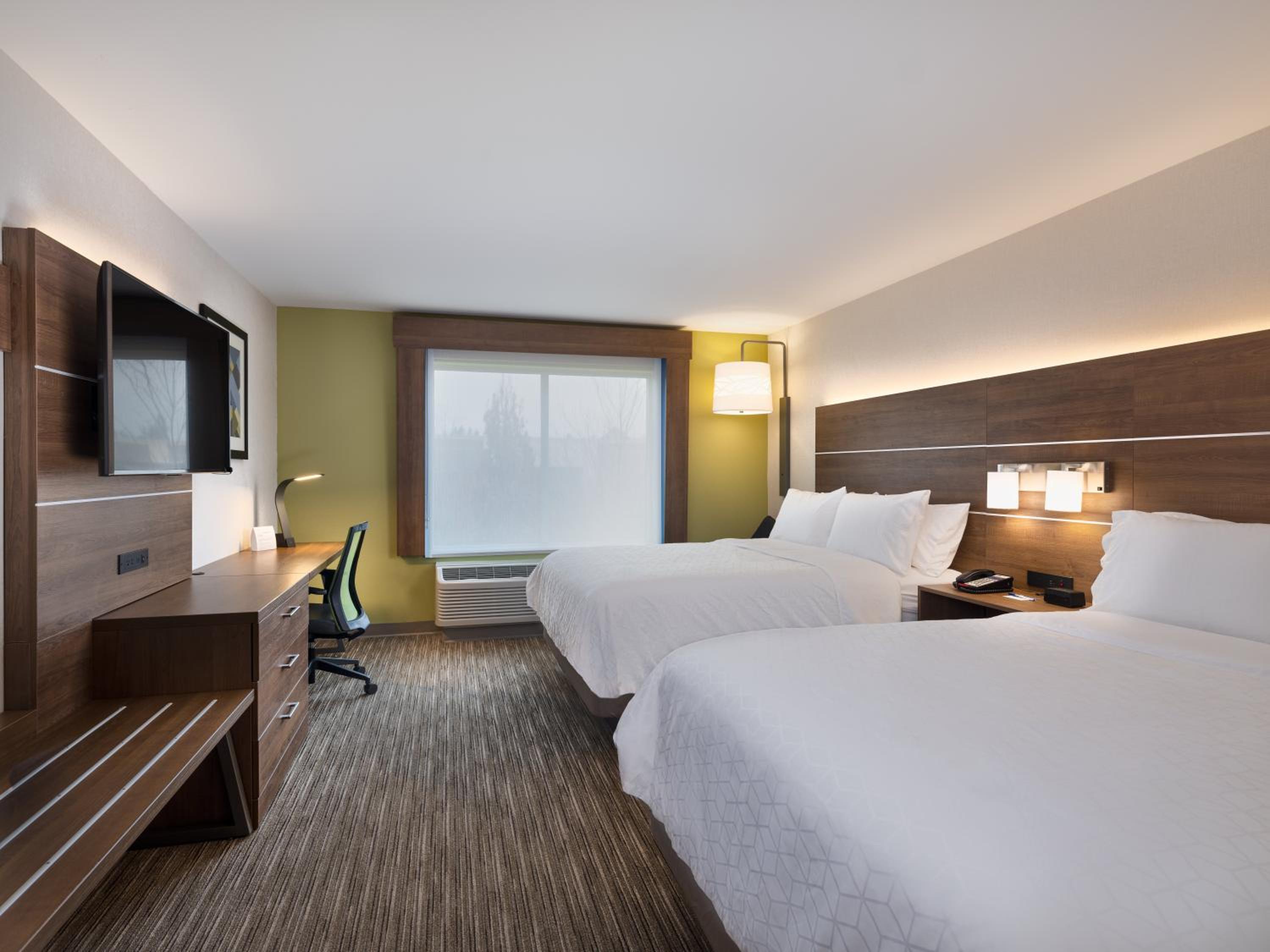 Queen Room with Two Queen Beds - Hearing Accessible/Non-Smoking photo 3
