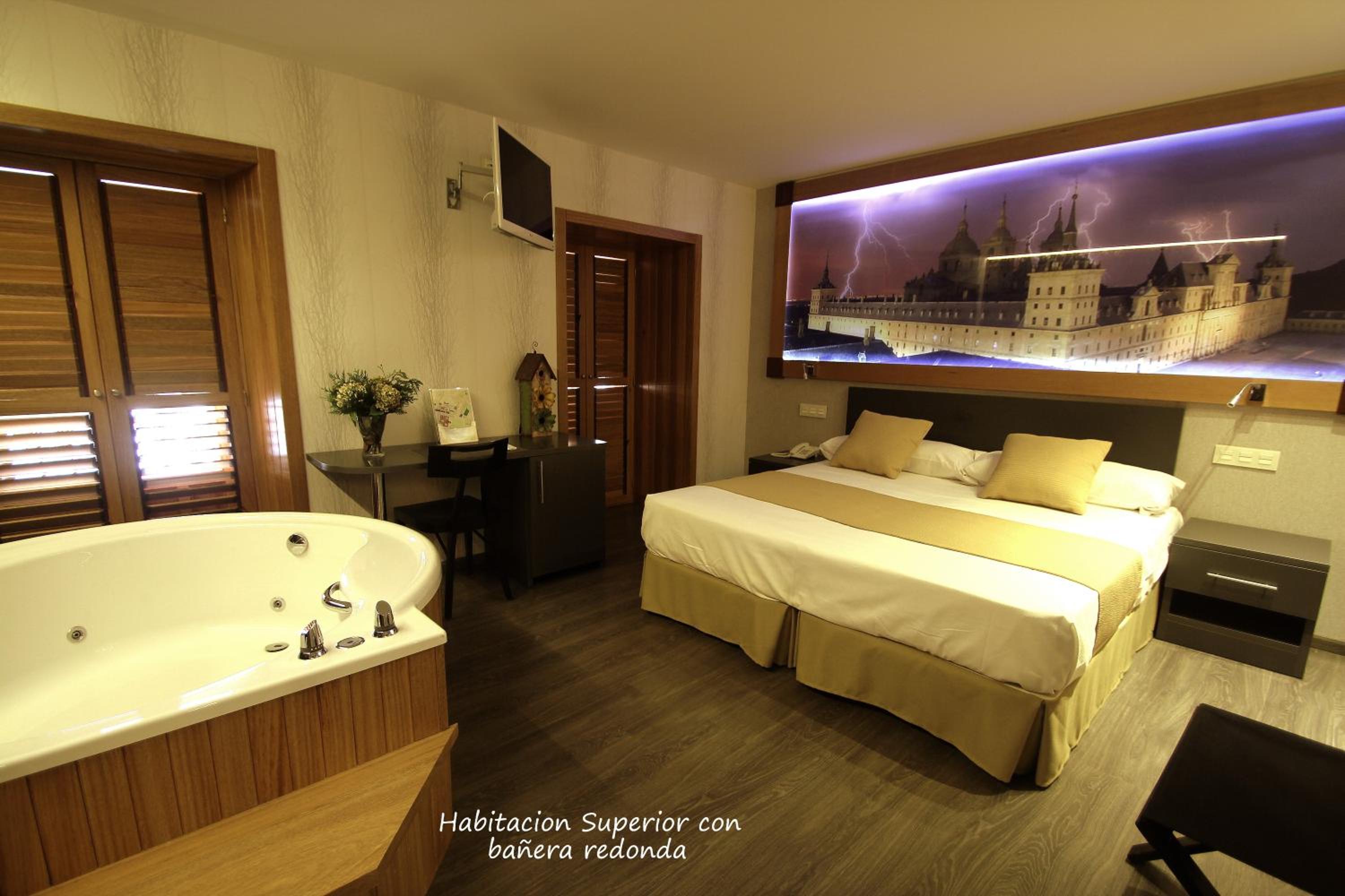 Superior Room with Round Spa Bath - Photo 16