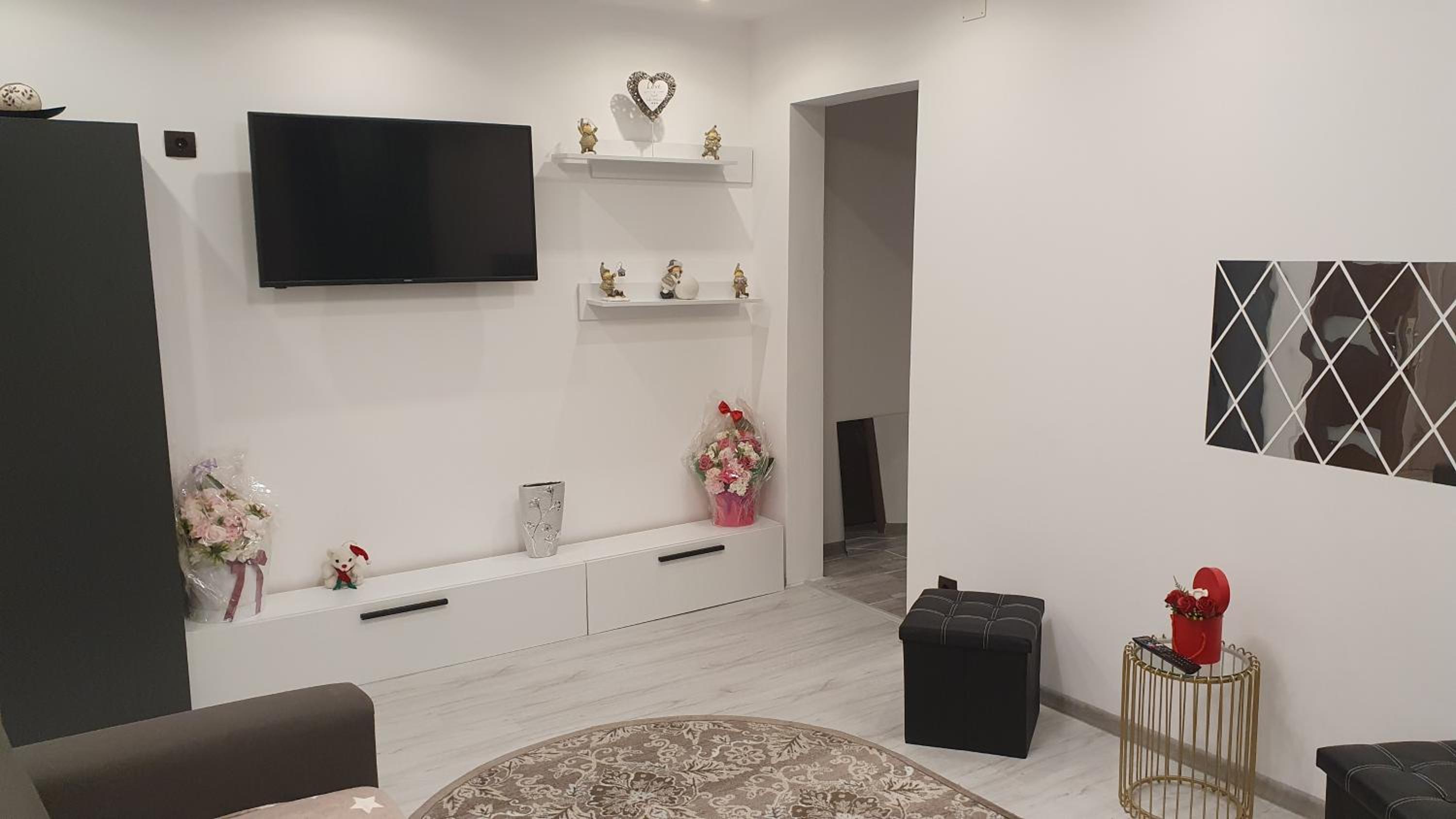 One-Bedroom Apartment - Photo 1