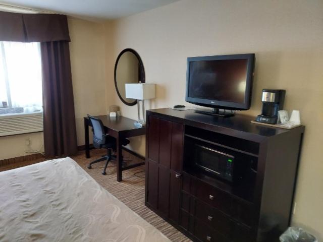 Queen Room with Two Queen Beds - Non-Smoking - Photo 7