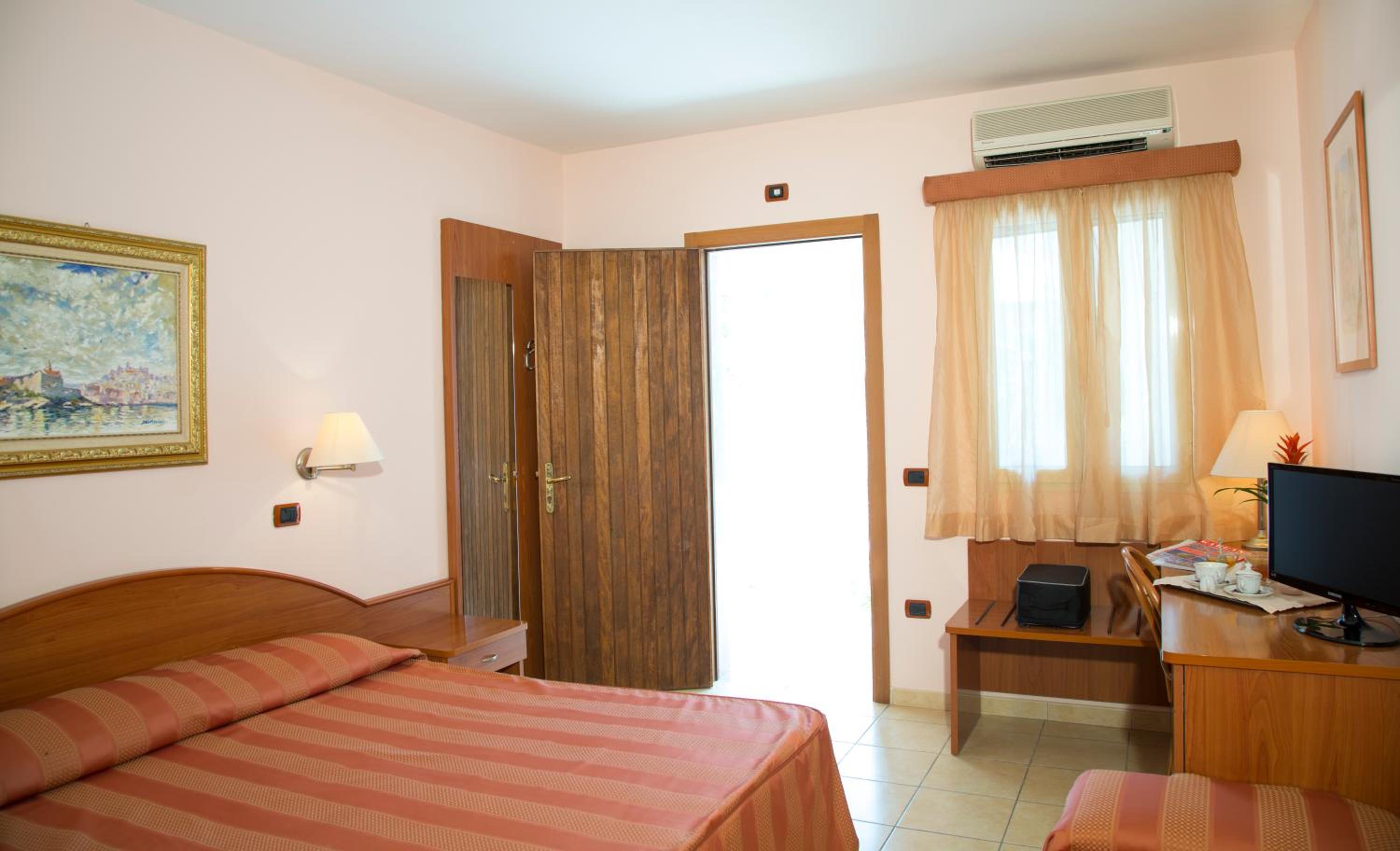 Standard Double or Twin Room with Patio photo 2