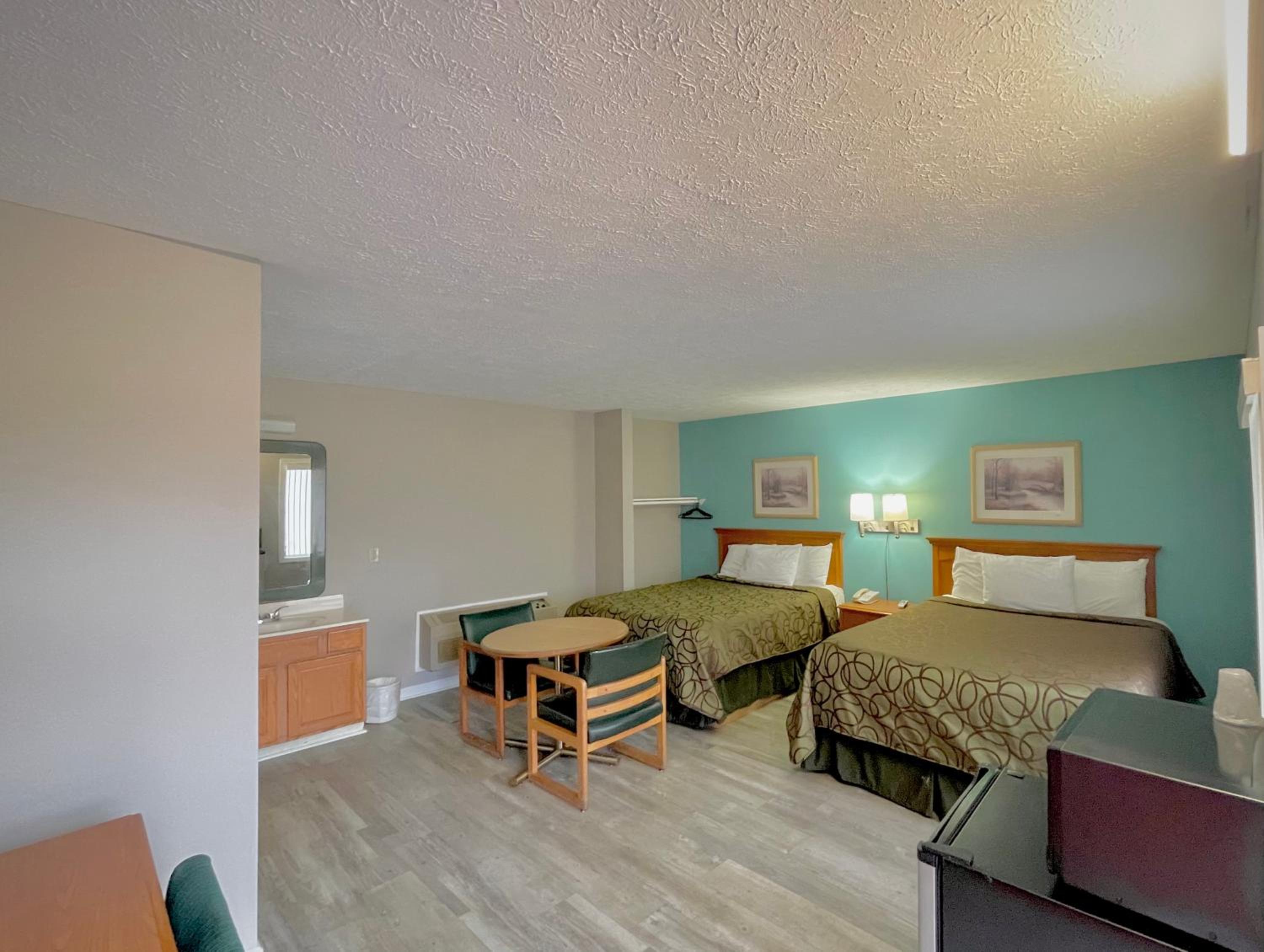 Queen Room with Two Queen Beds - Photo 3