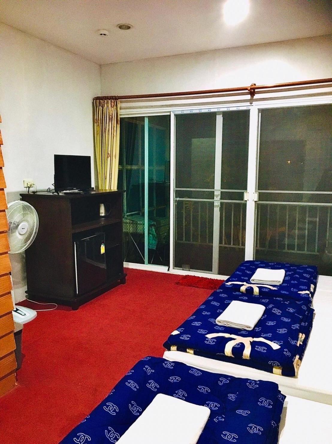 Quadruple Room with Balcony - Photo 14
