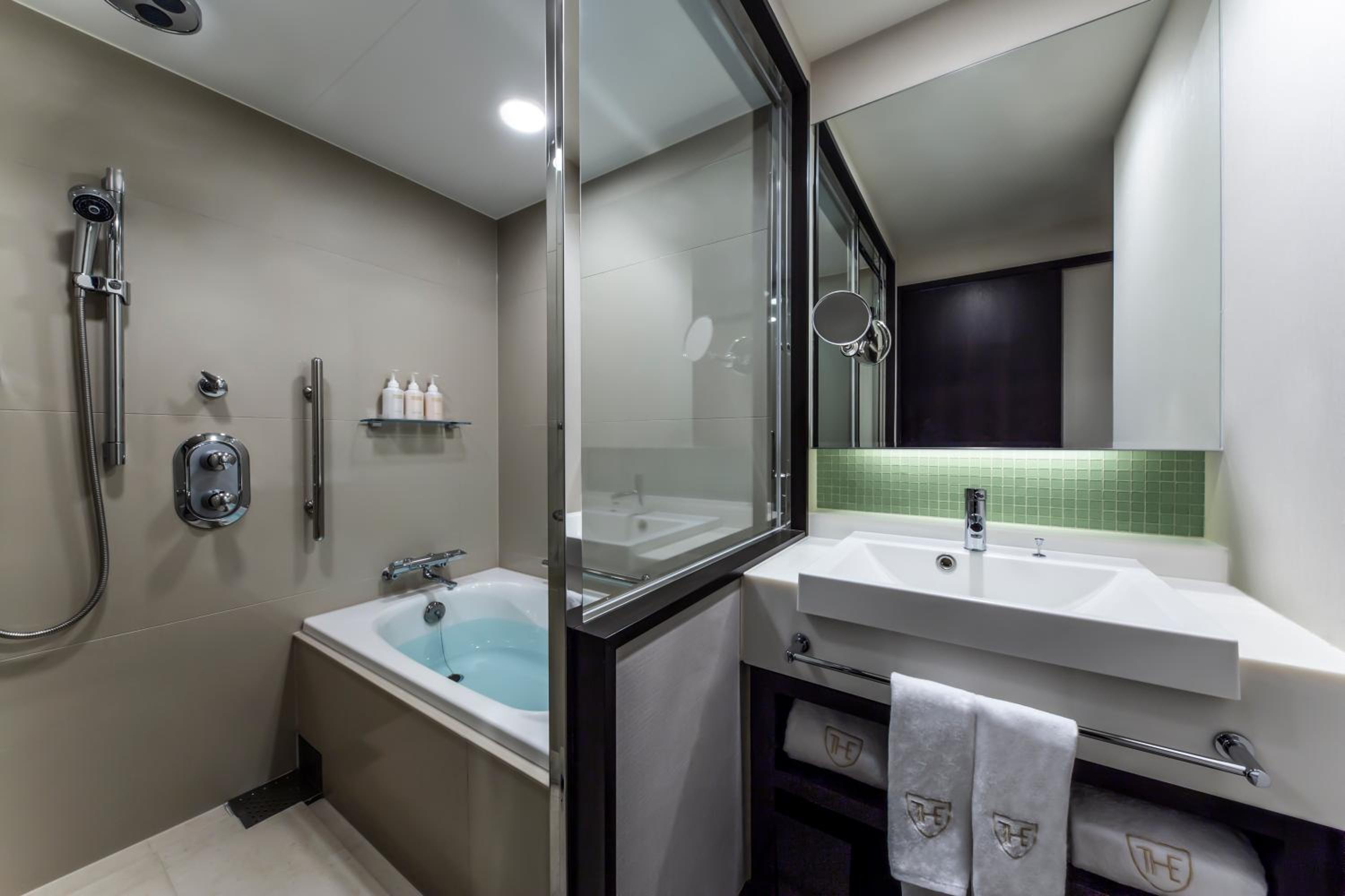 Deluxe Twin Room with Separate Bath - Photo 8