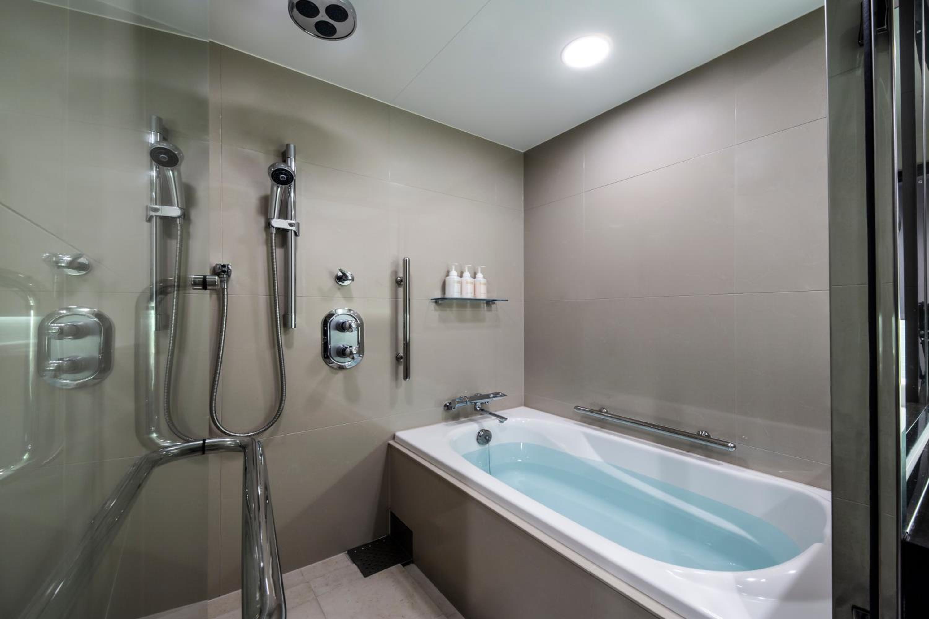 Deluxe Twin Room with Separate Bath - Photo 7