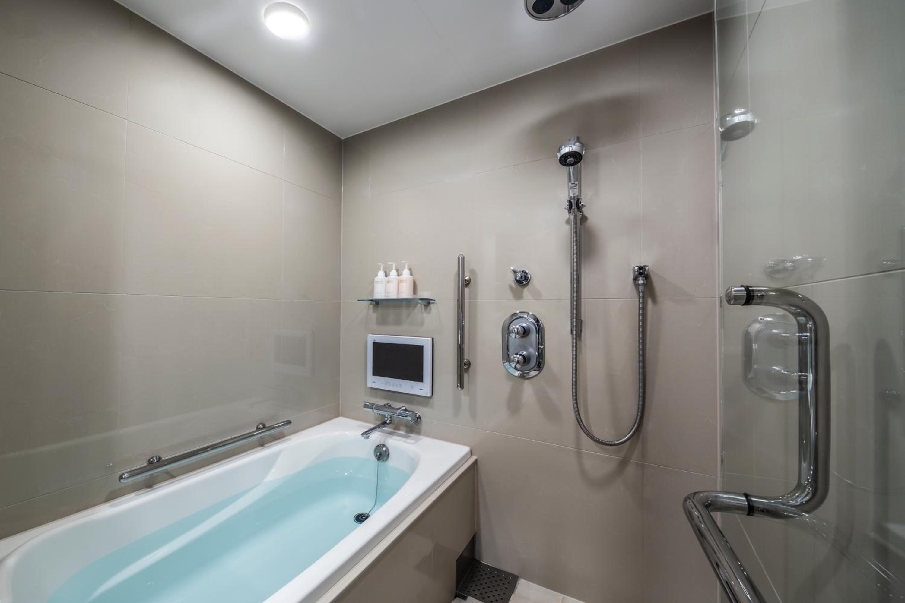 Corner Deluxe Twin Room( 2 Single beds + 1 extra bed) - Photo 8