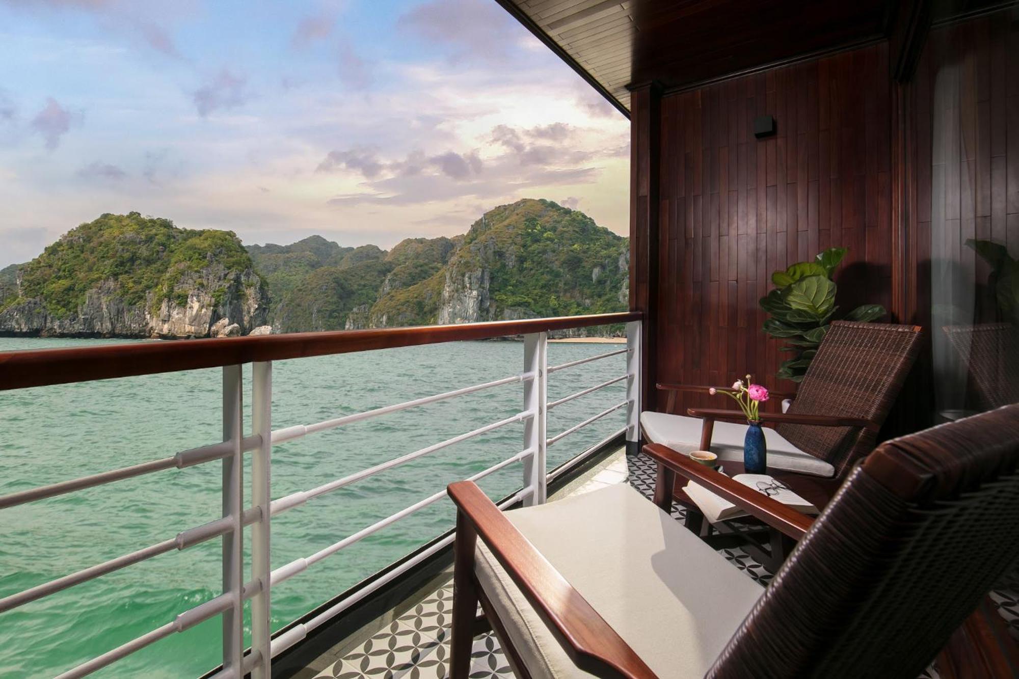 Captain Suites Private Balcony photo 3
