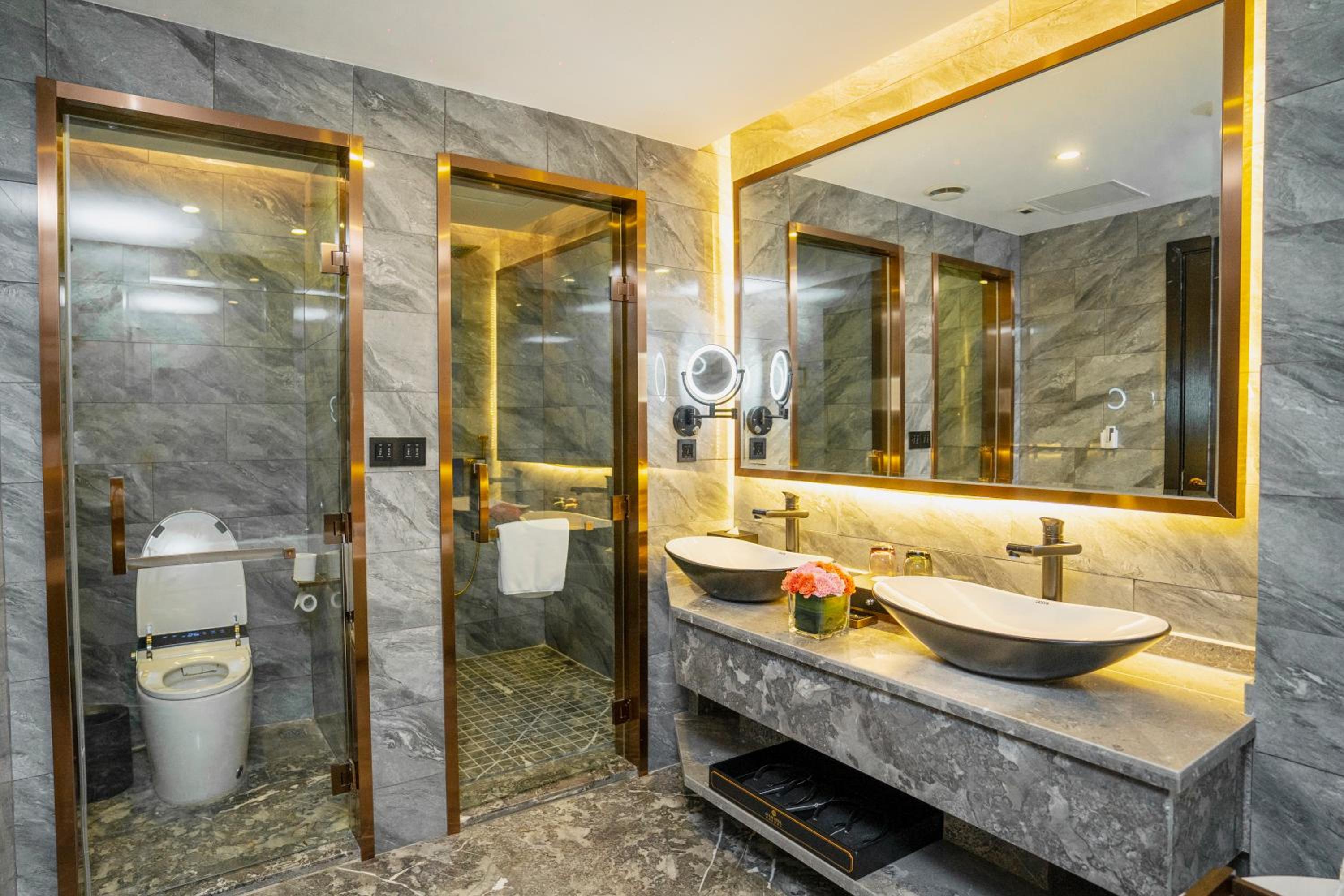 Deluxe King Room - Photo 2