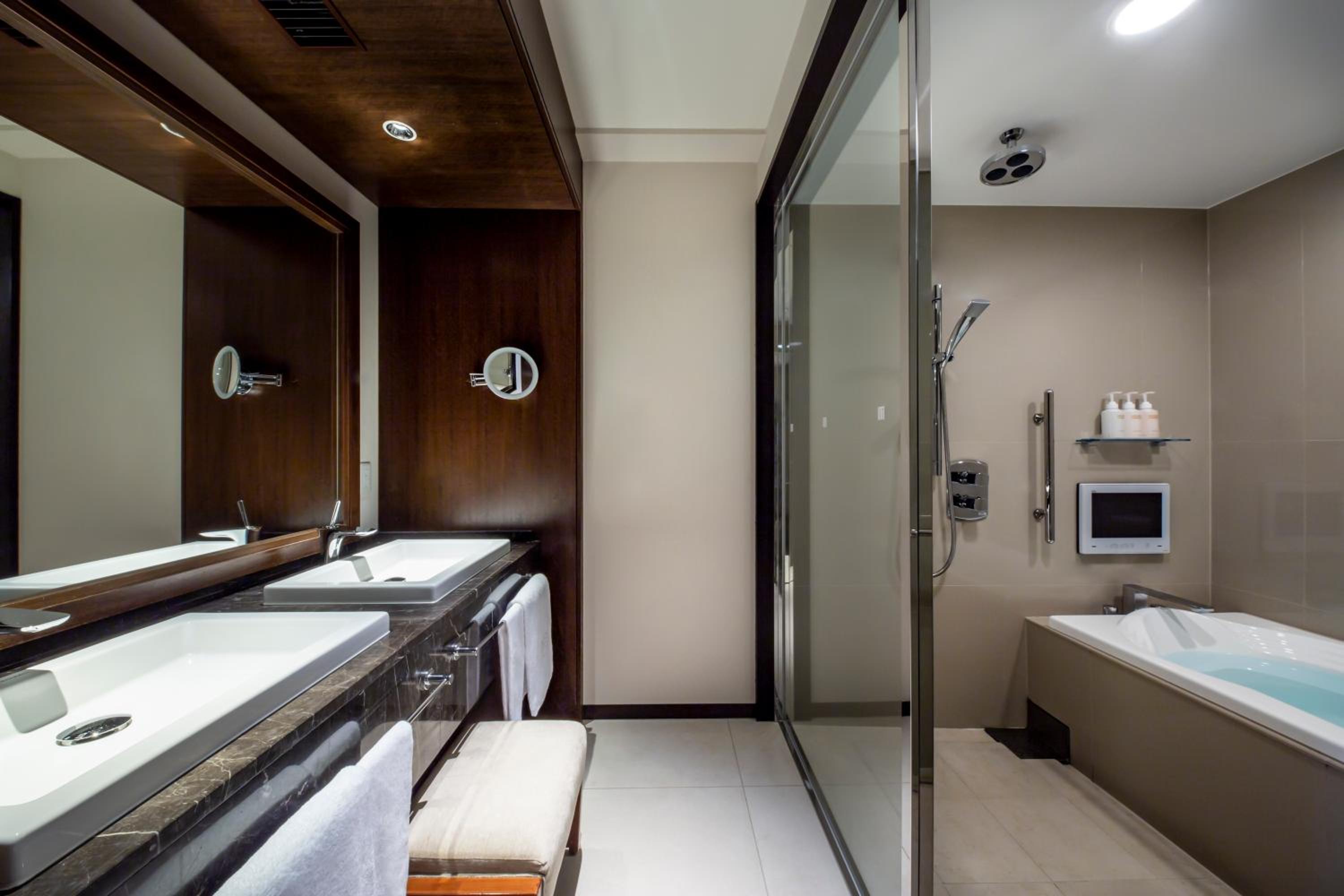 Suite - Photo 10
