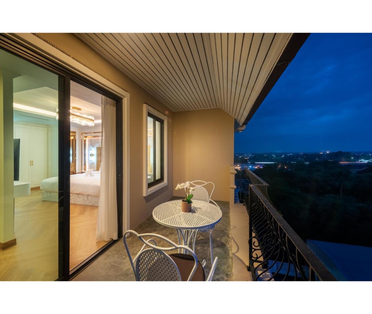 Suite with River View - Photo 6
