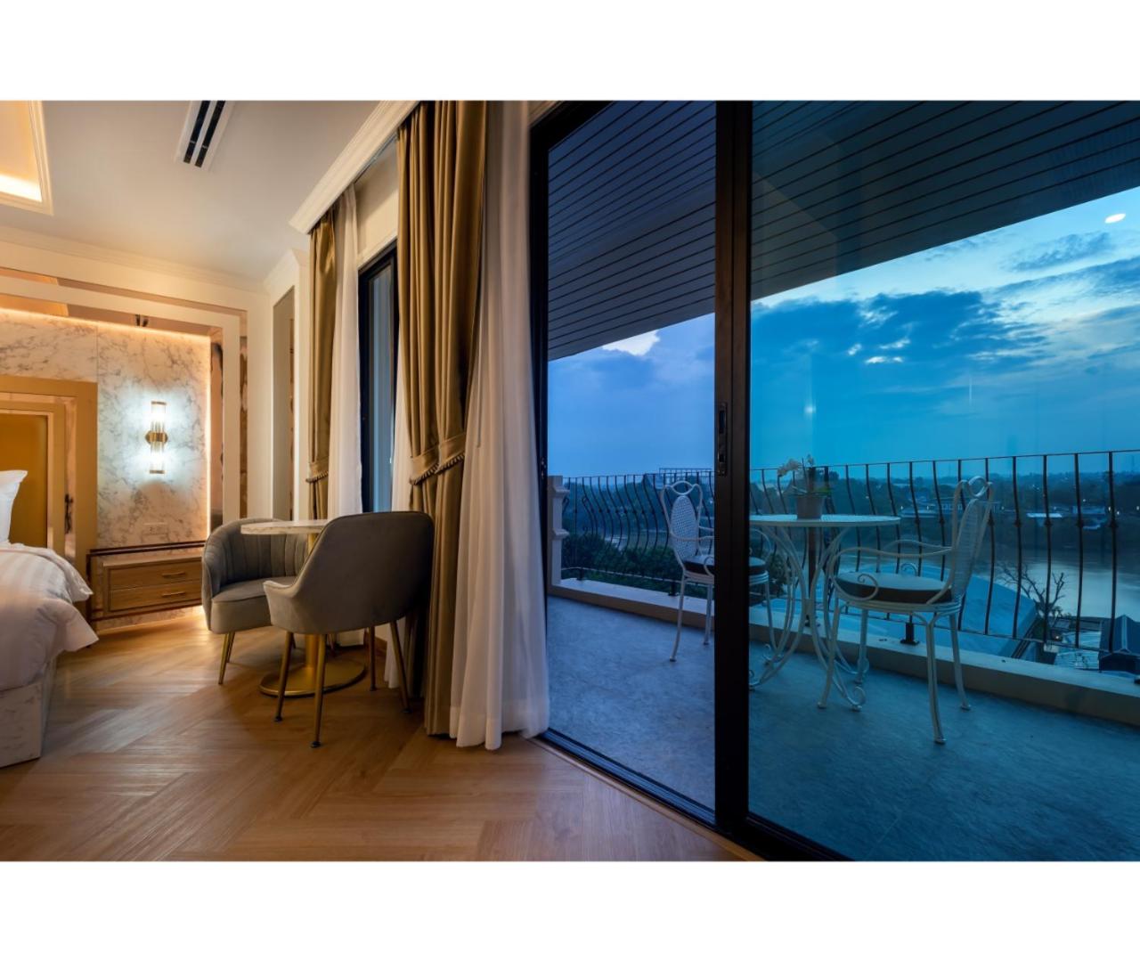 Suite with River View - Photo 16
