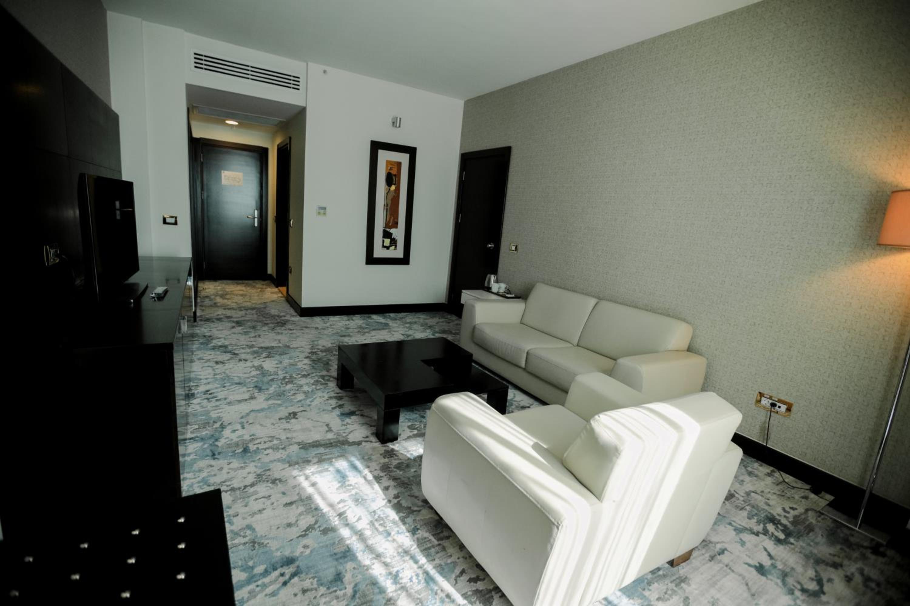 Executive Suite - Photo 9