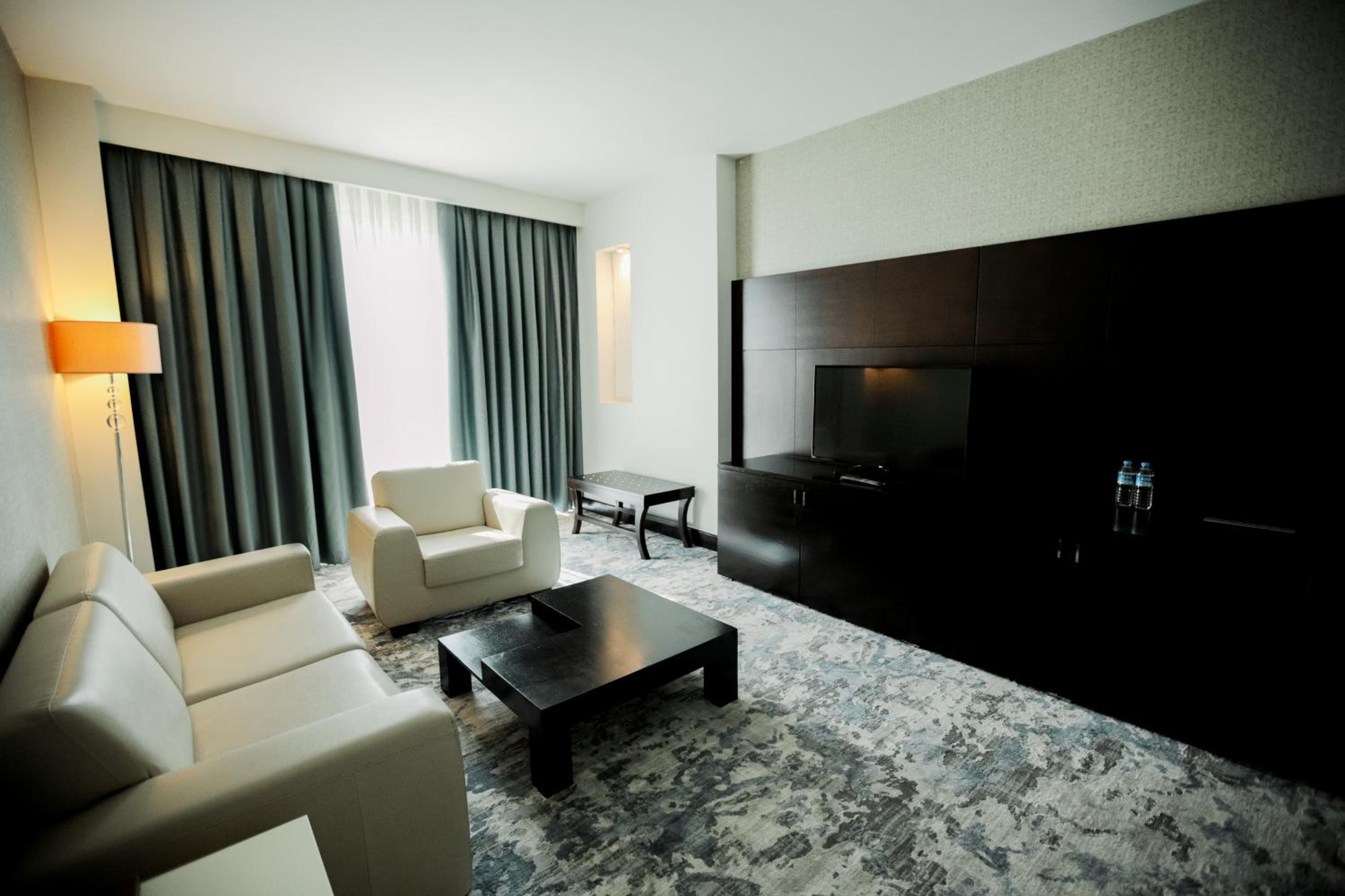 Executive Suite - Photo 13