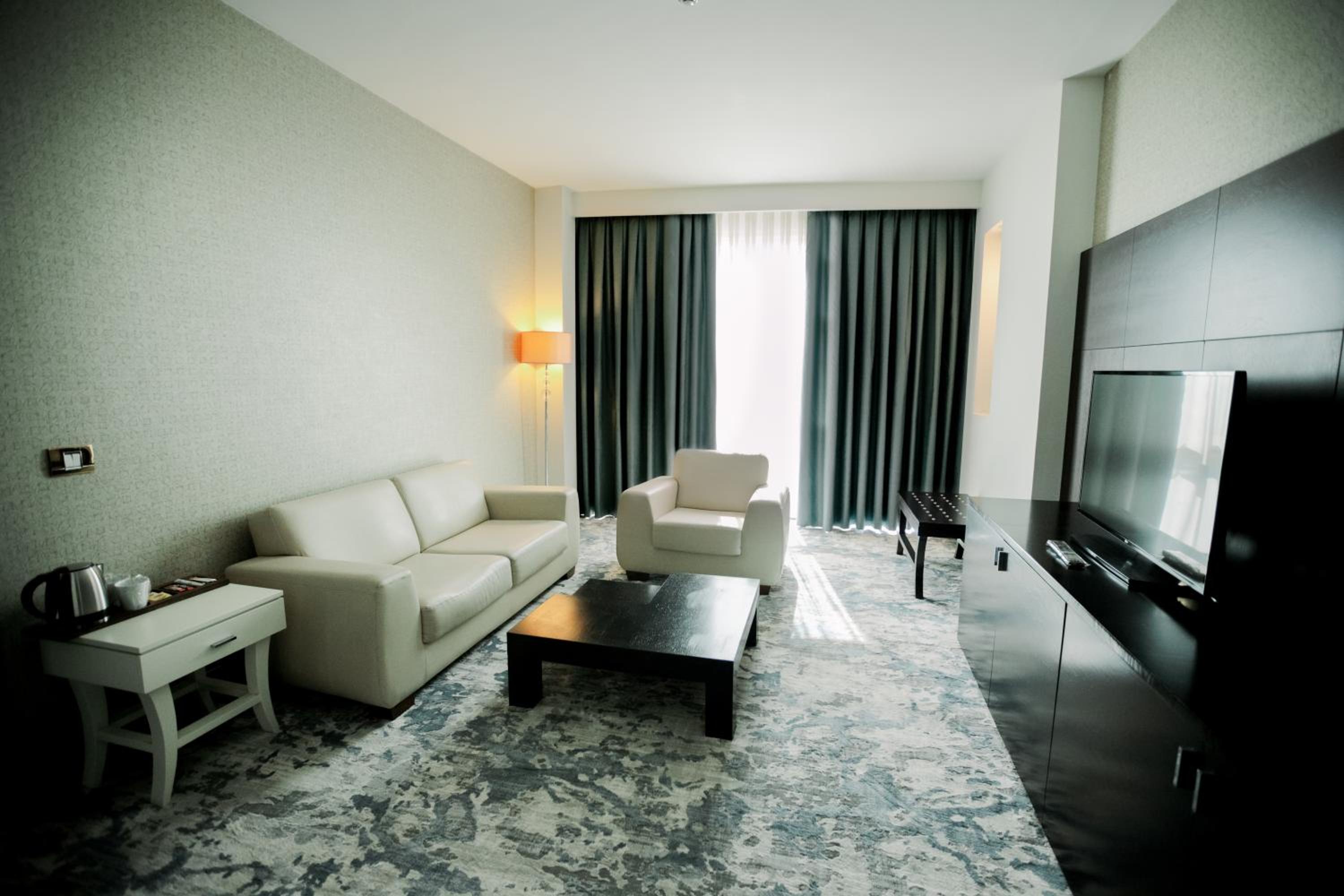 Executive Suite - Photo 3