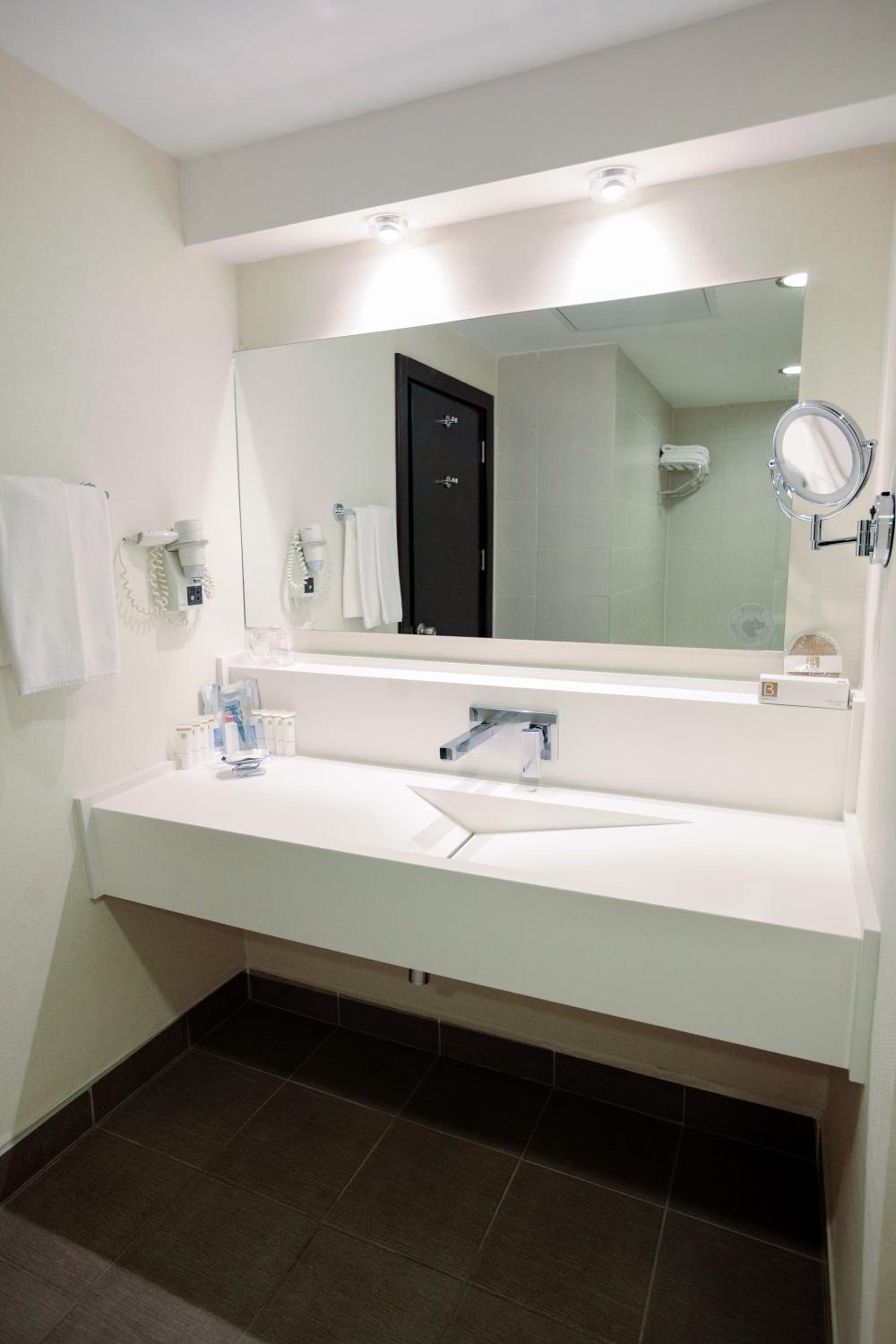Executive Suite - Photo 5