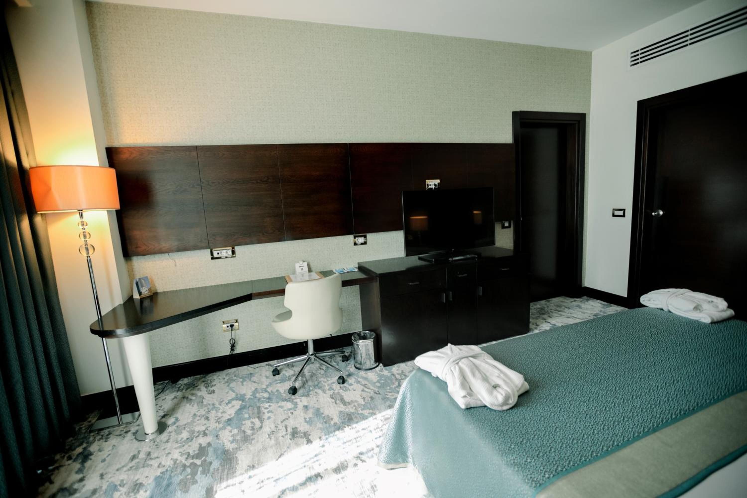 Executive Suite - Photo 6