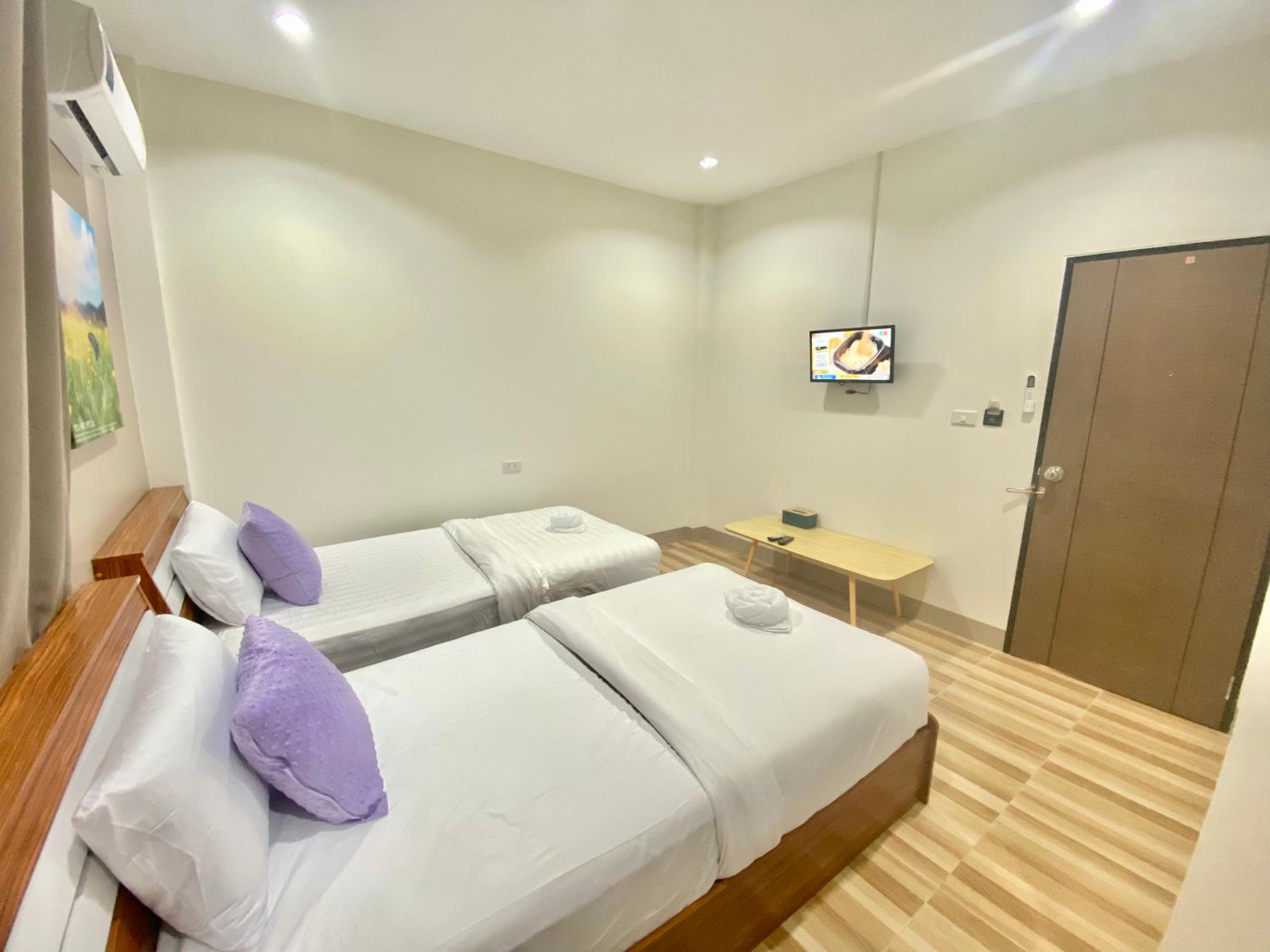 Standard Twin Room - Photo 4