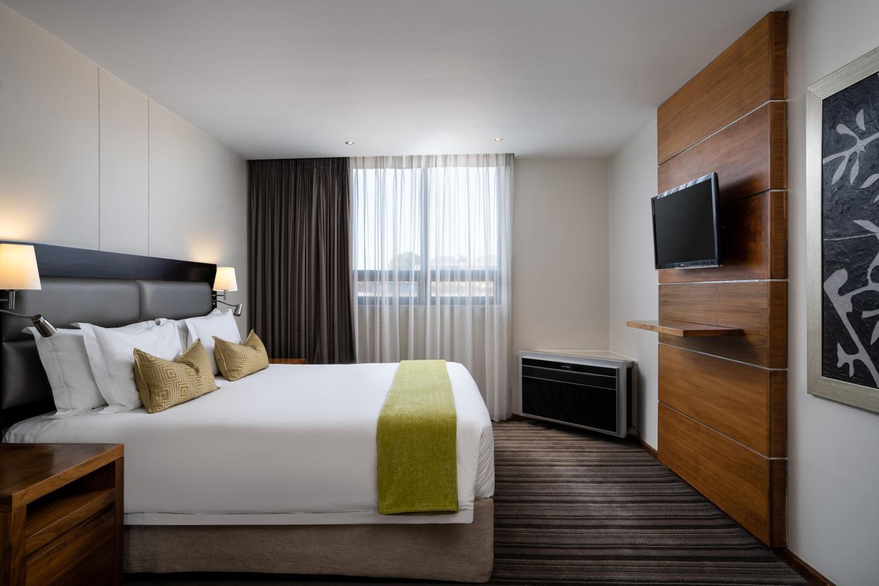 Standard Room with Queen Bed photo 1