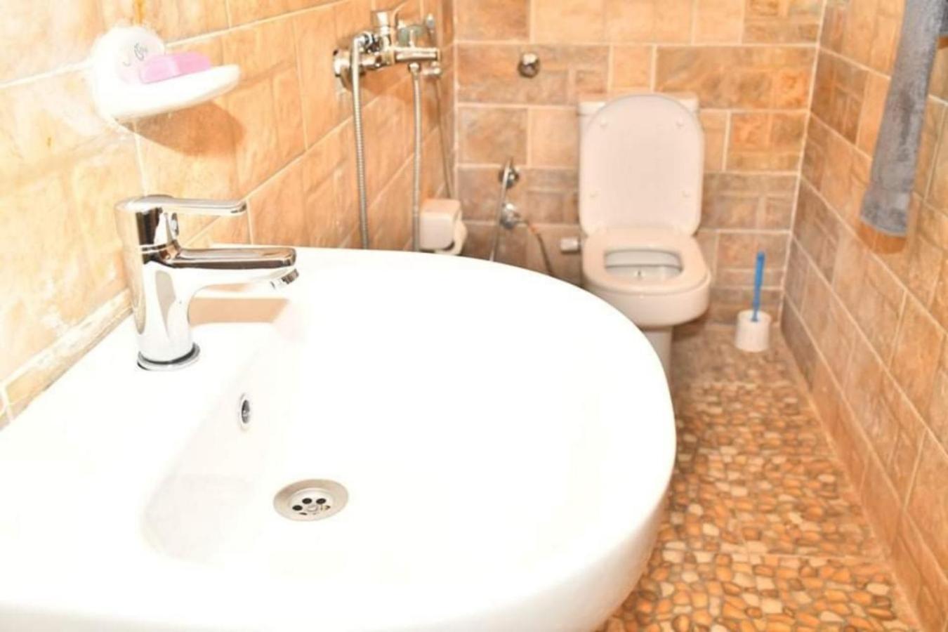 Double Room with Private Bathroom - Photo 5