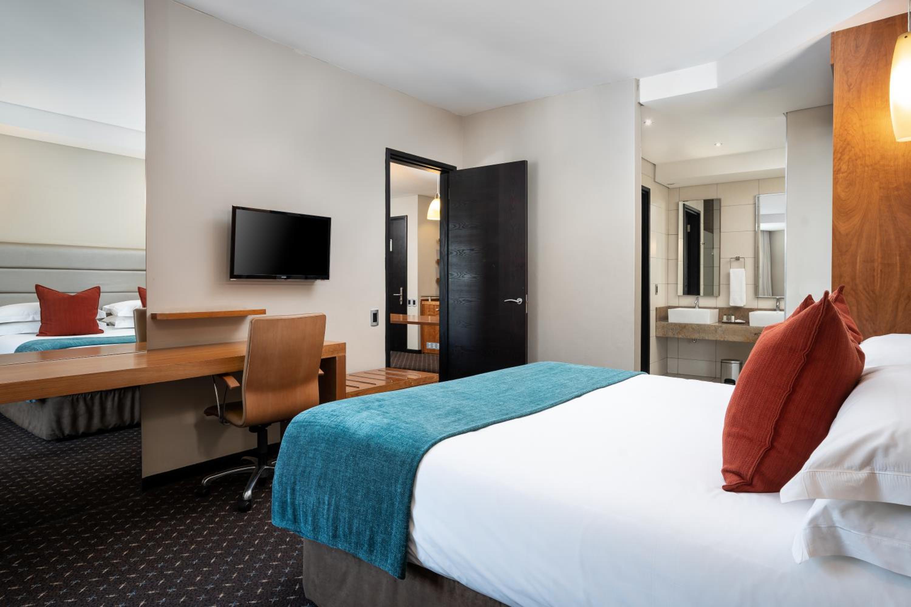 Suite with King Bed - Photo 3
