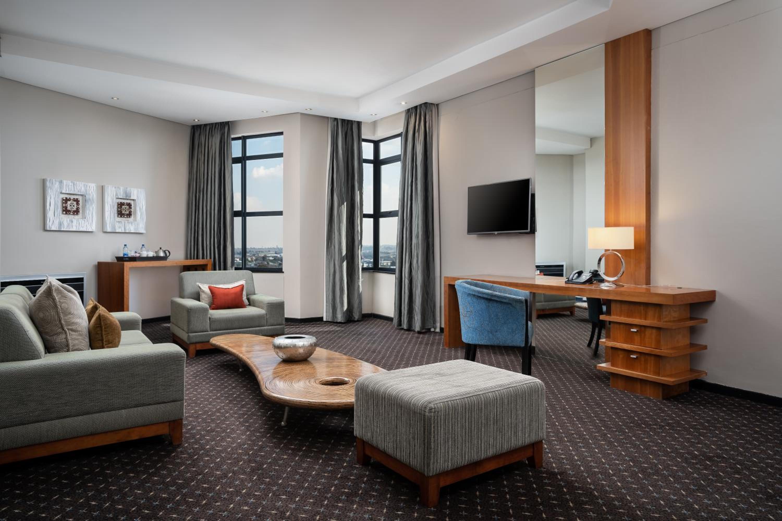 Suite with King Bed - Photo 9
