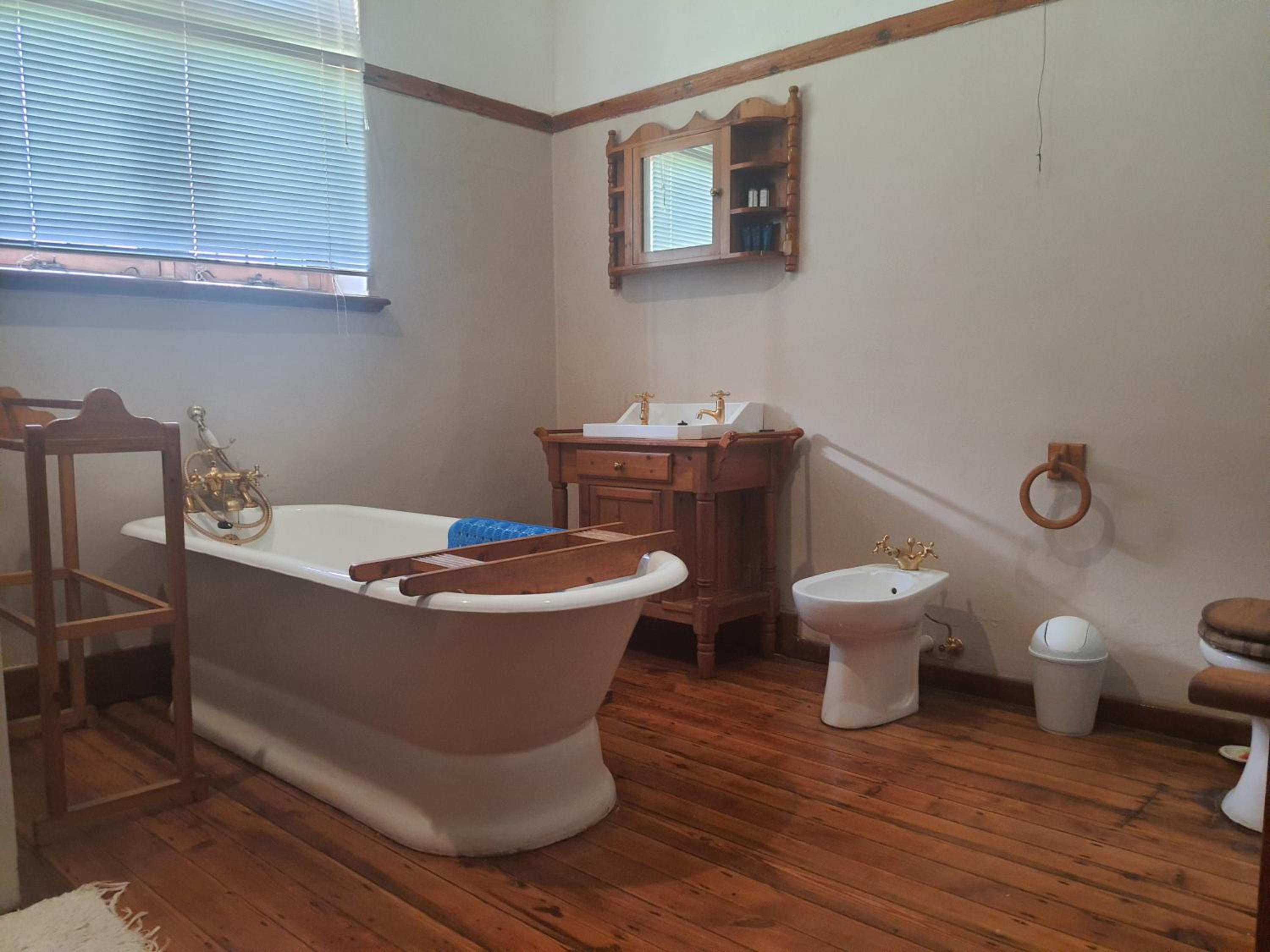 Deluxe King Room - Photo 8