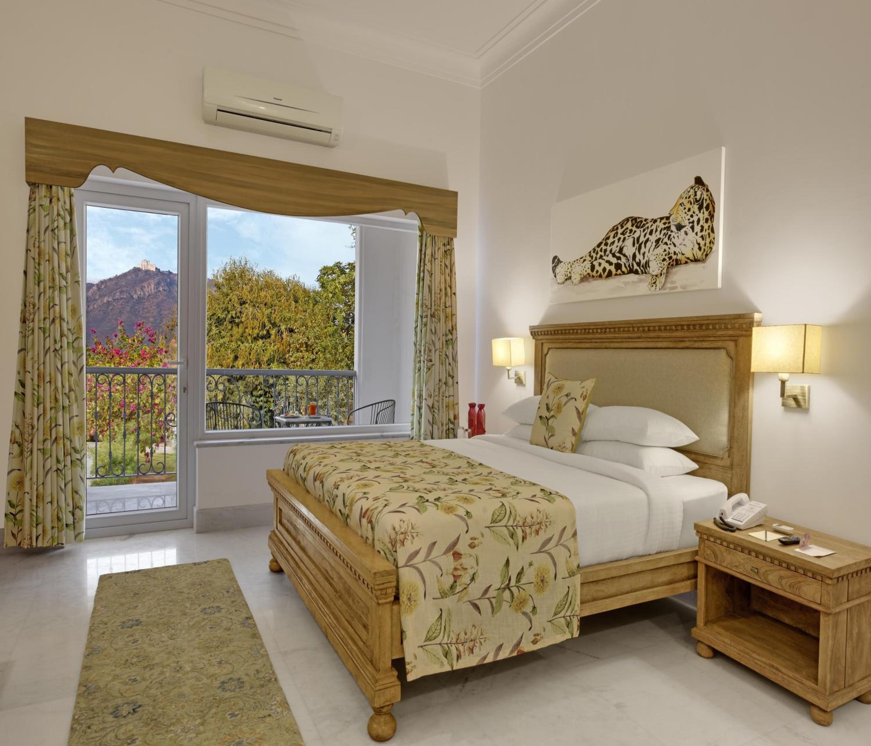 Heritage Suite with Balcony: Complimentary Zip Lining for 15 mins, Vintage Jeep Ride, Visit to the Vintage Car Museum, Complimentary High Tea, Fruit Platter, 4 Pint Beer & Soft Beverages, : Early Checkin by 3hrs till July'26 - Photo 1