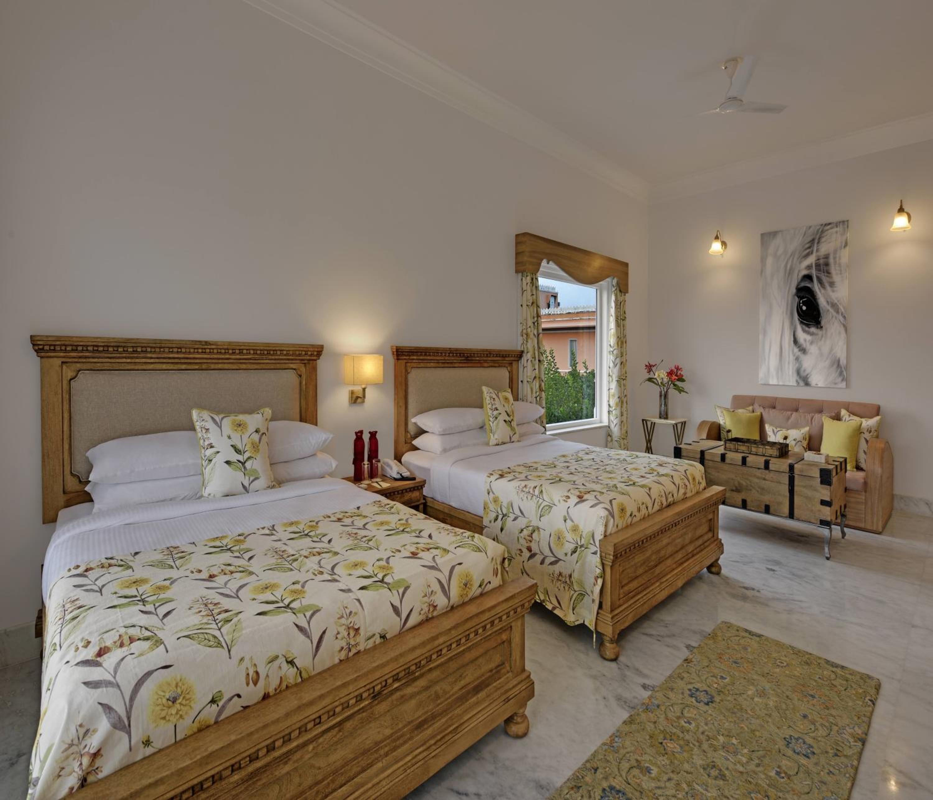 Heritage Suite with Balcony: Complimentary Zip Lining for 15 mins, Vintage Jeep Ride, Visit to the Vintage Car Museum, Complimentary High Tea, Fruit Platter, 4 Pint Beer & Soft Beverages, : Early Checkin by 3hrs till July'26 - Photo 7