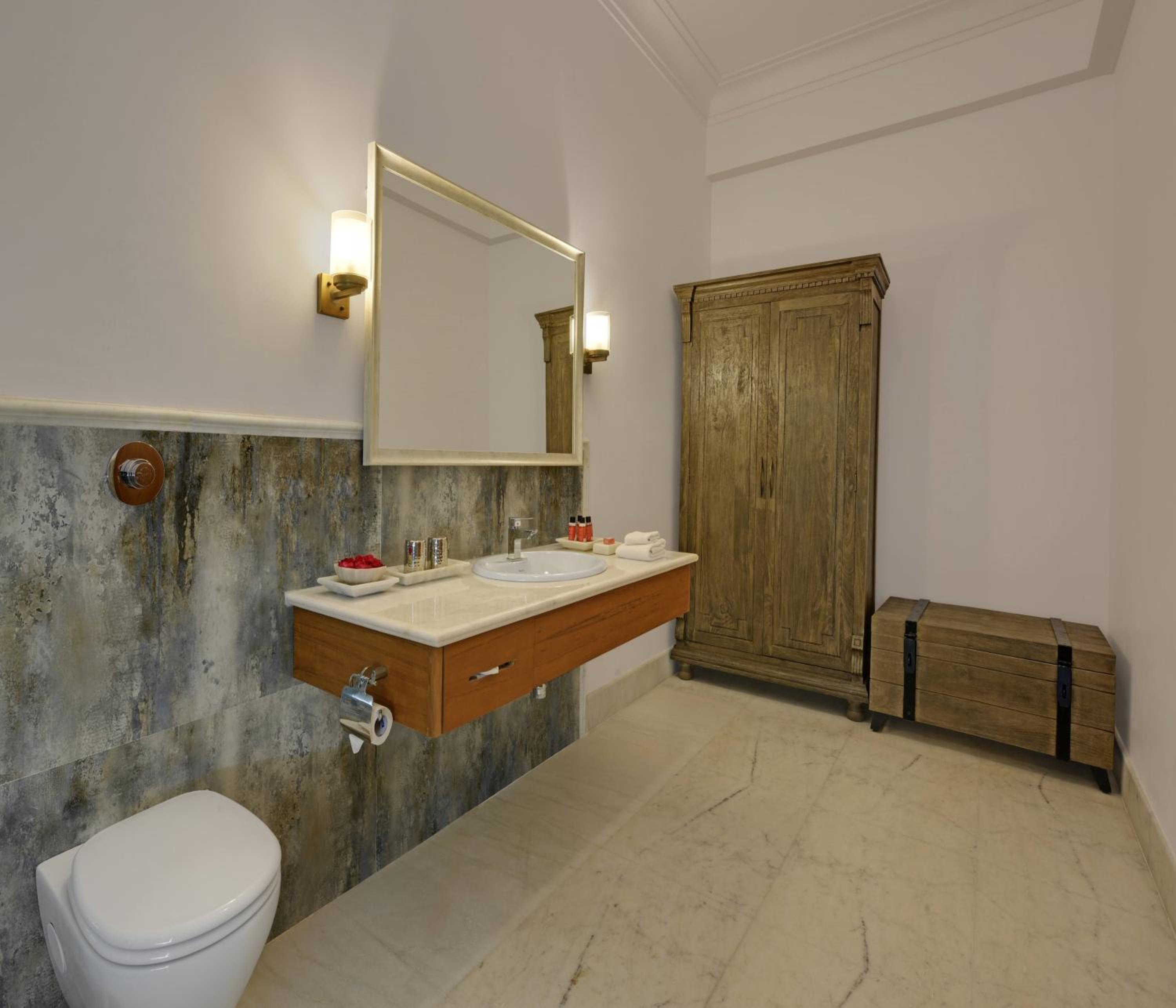 Heritage Suite with Balcony: Complimentary Zip Lining for 15 mins, Vintage Jeep Ride, Visit to the Vintage Car Museum, Complimentary High Tea, Fruit Platter, 4 Pint Beer & Soft Beverages, : Early Checkin by 3hrs till July'26 - Photo 2
