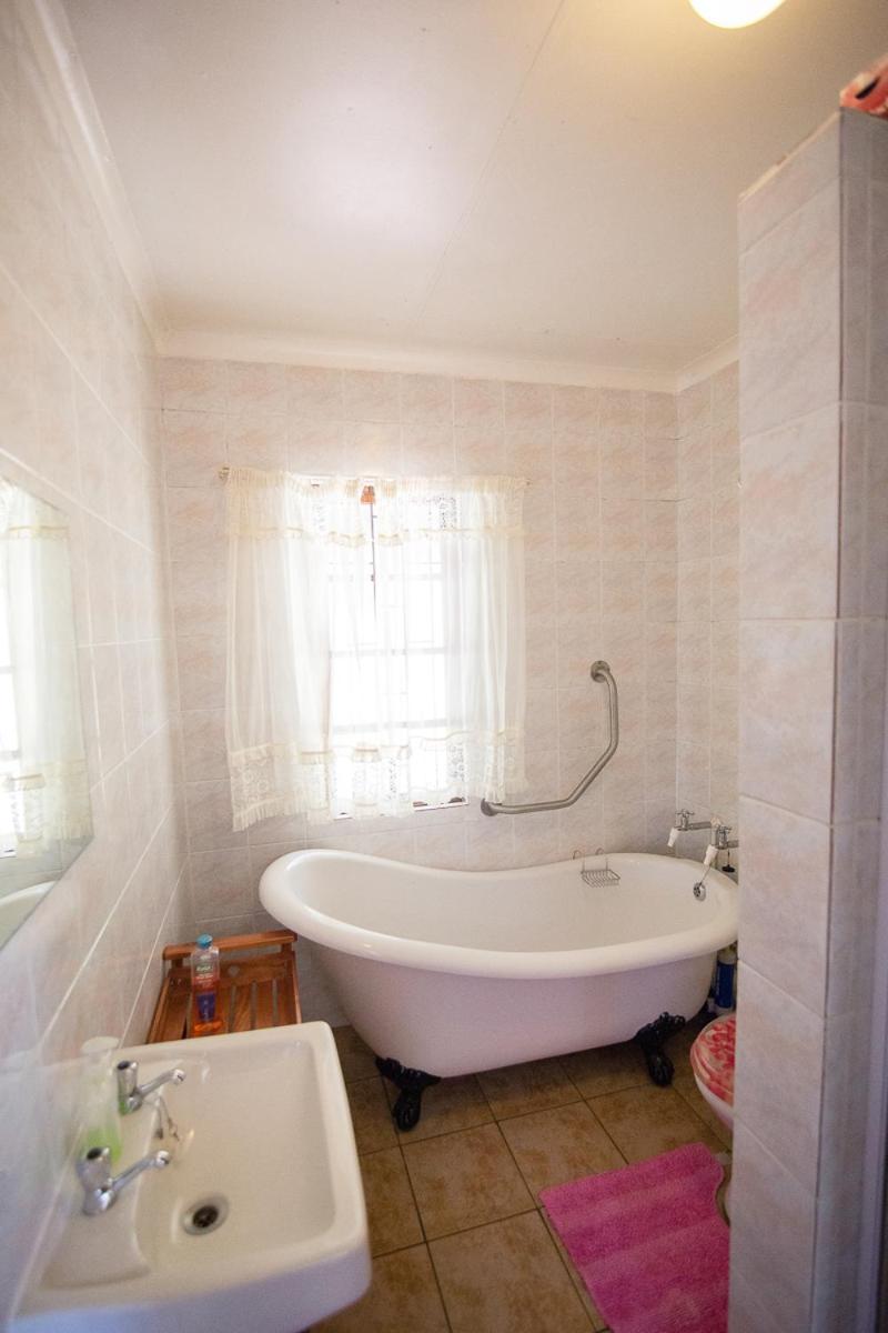 Three-Bedroom House photo 2