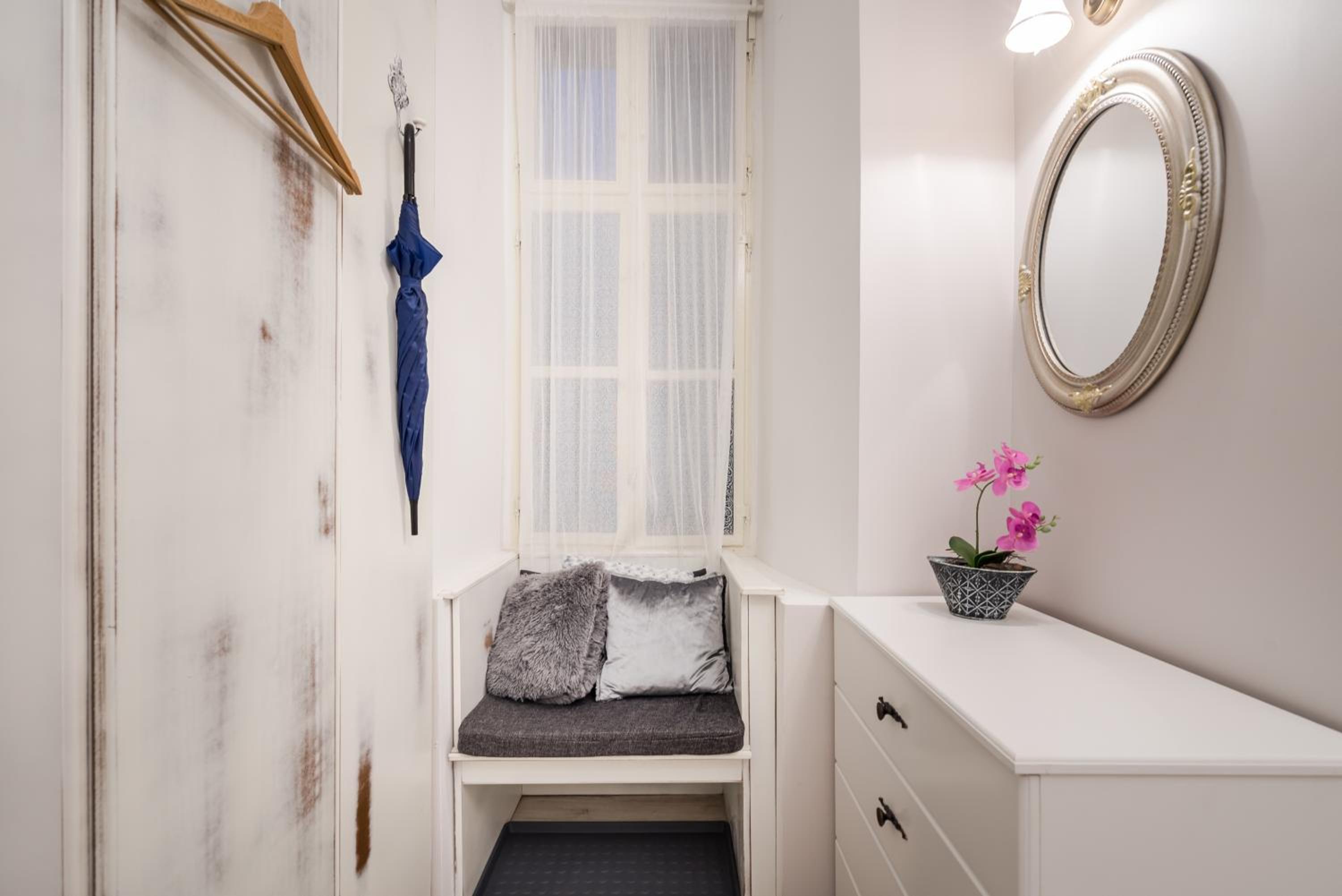One-Bedroom Apartment - Photo 4