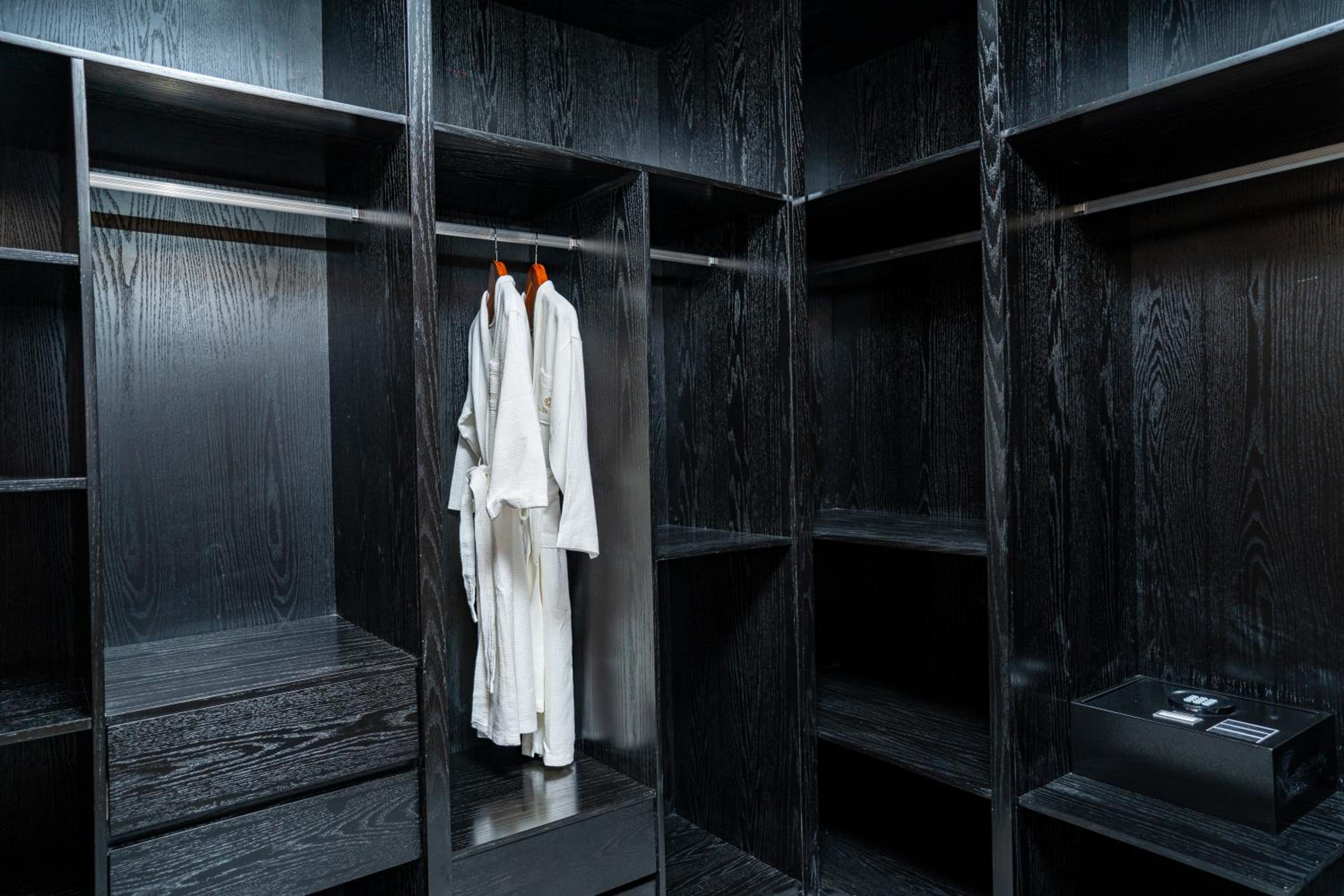 Deluxe King Room - Photo 13