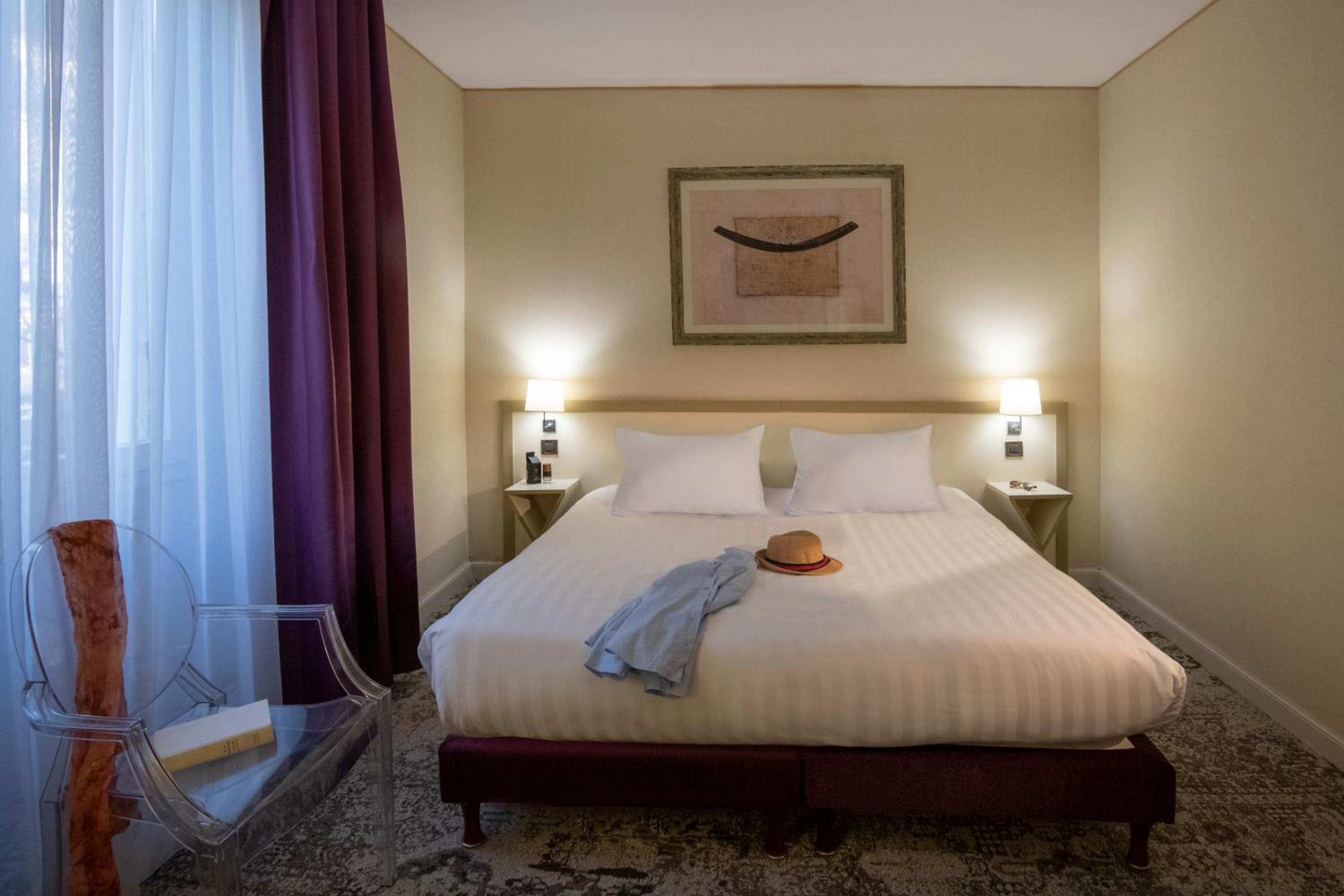 Deluxe Queen Room - Non-Smoking - Photo 9
