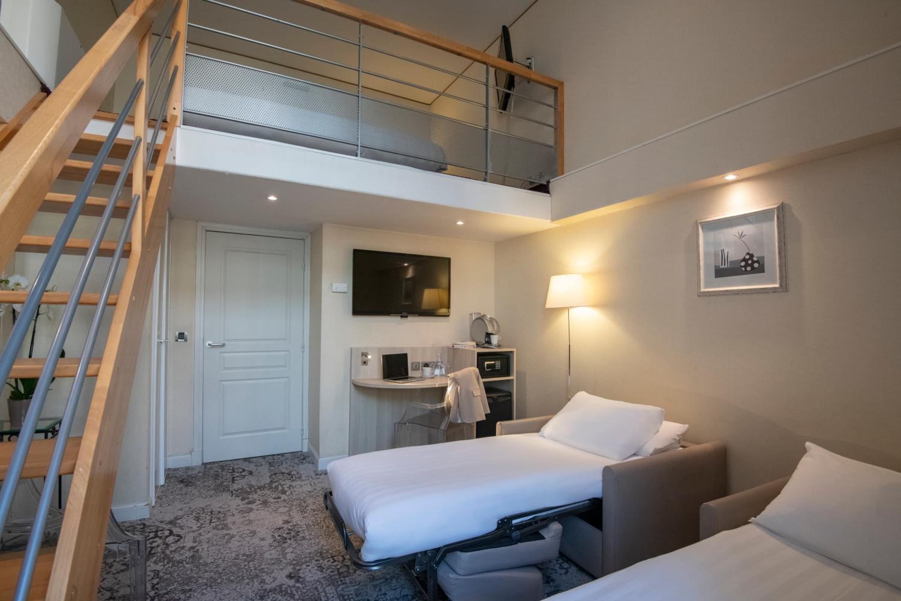 Executive Room with King Bed and Sofa Bed - Non-Smoking - Photo 8