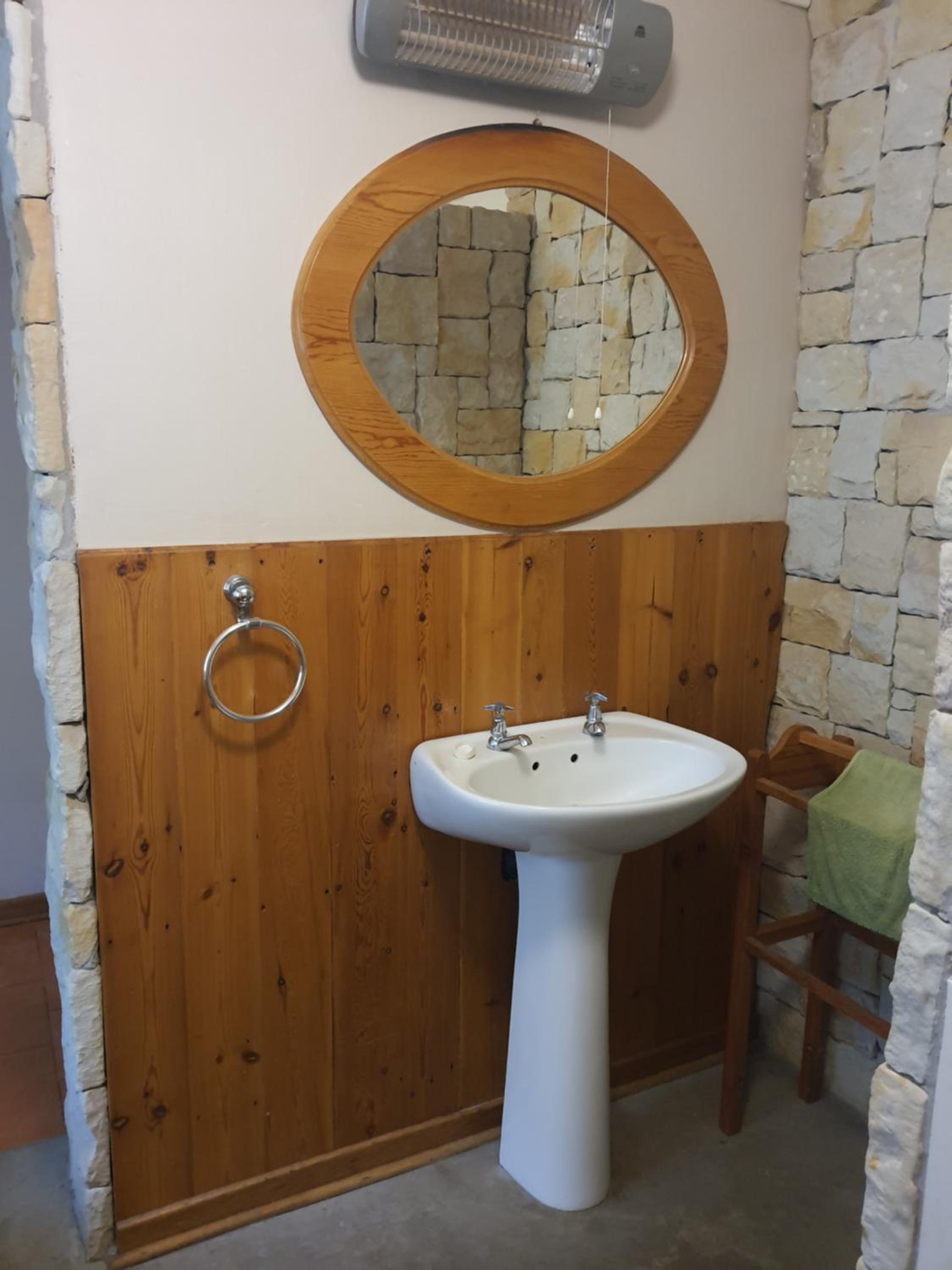 Double or Twin Room with Shower - Photo 4