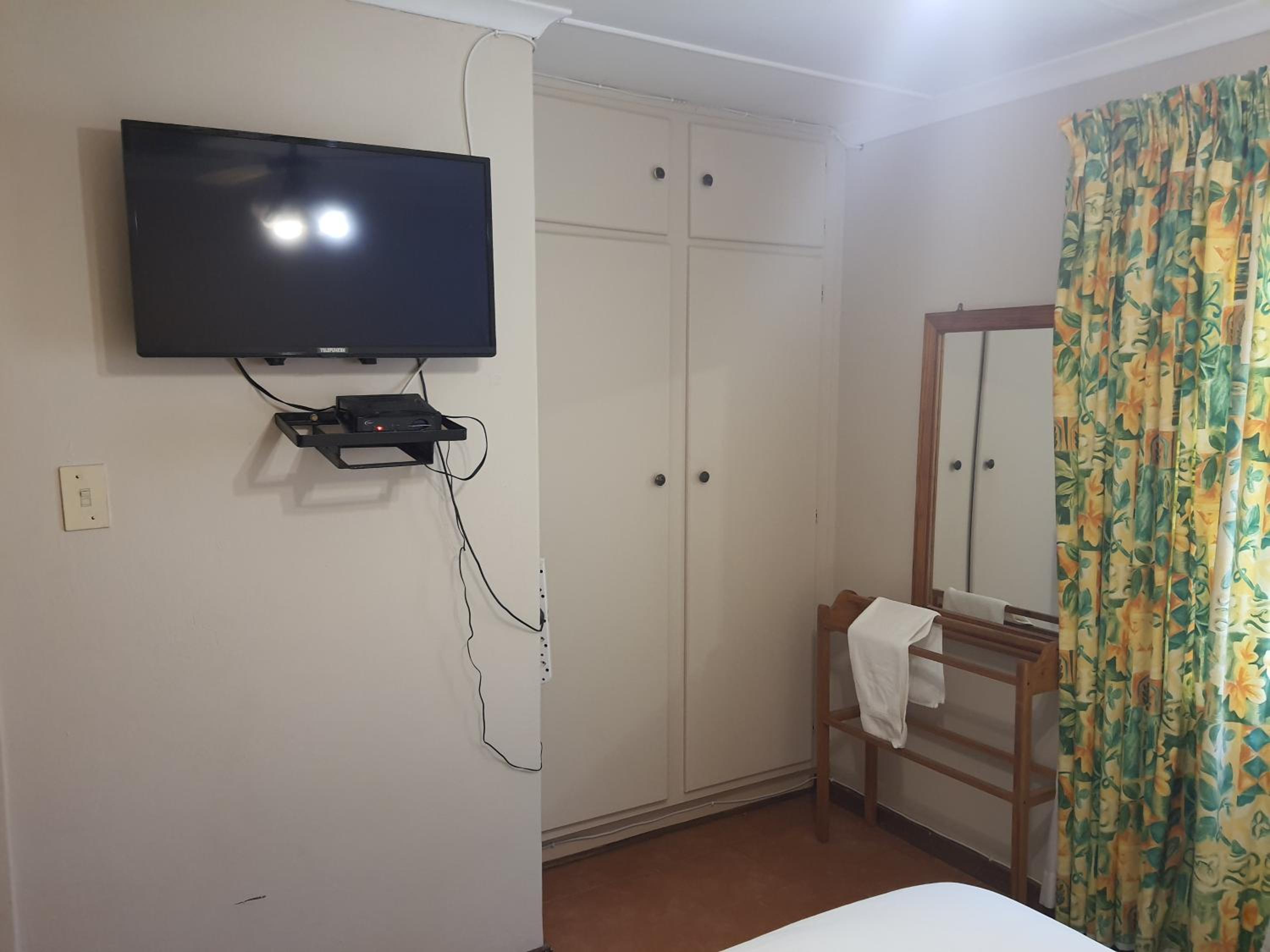Double or Twin Room with Shower - Photo 6