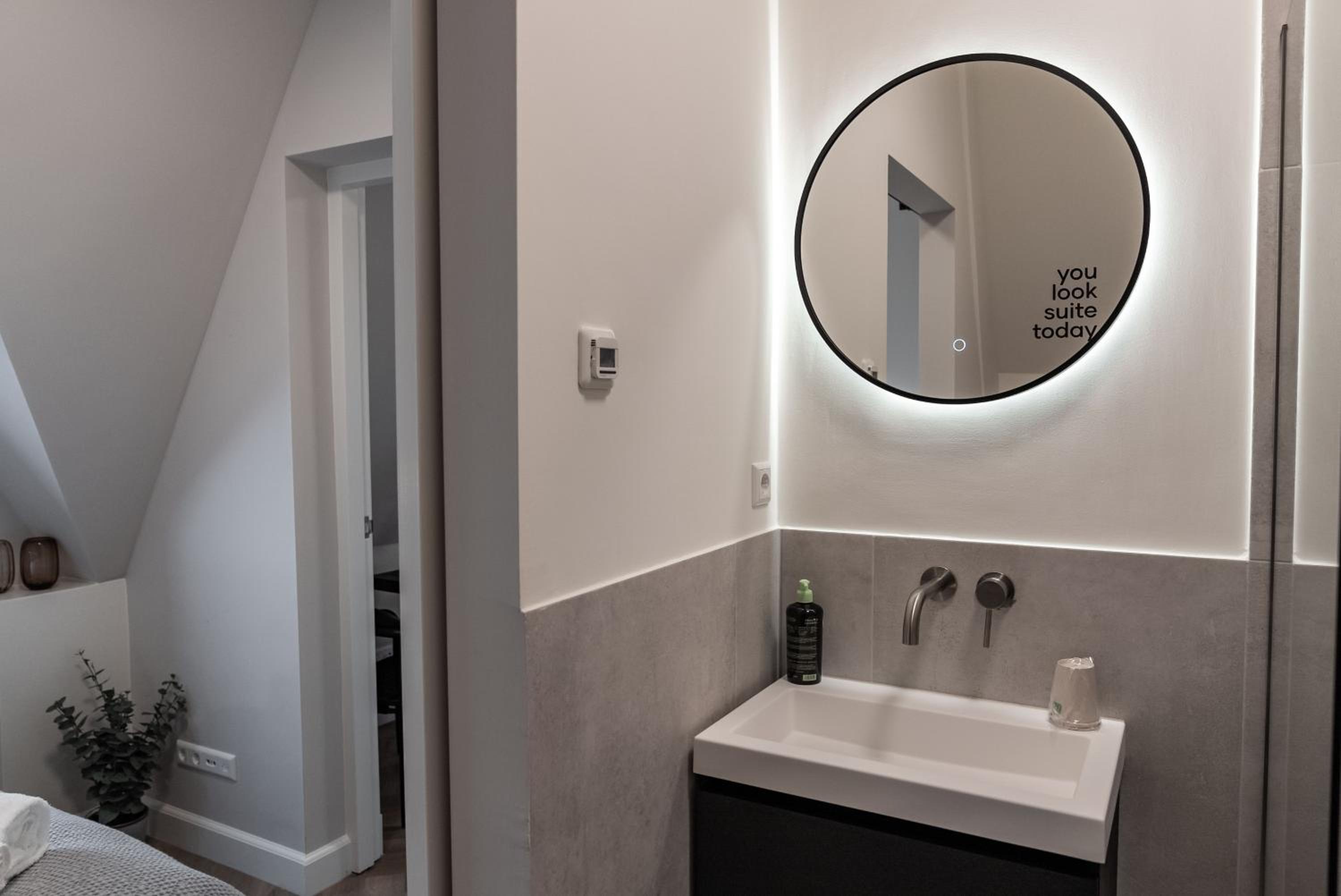 One-Bedroom Suite - Photo 9