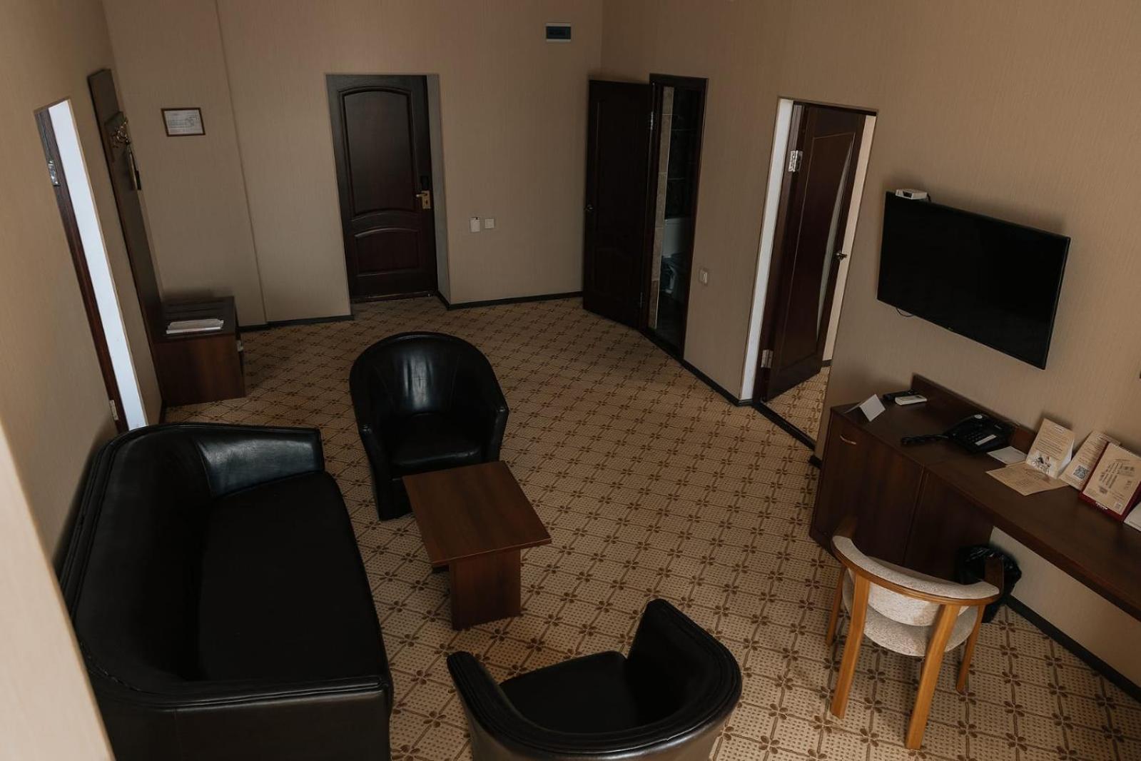 Family Room photo 3