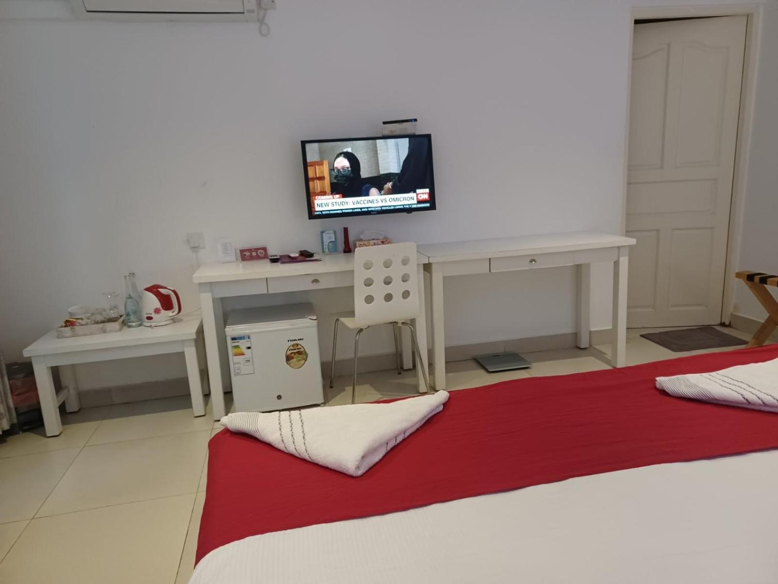 Deluxe King Room with Street View - Photo 5
