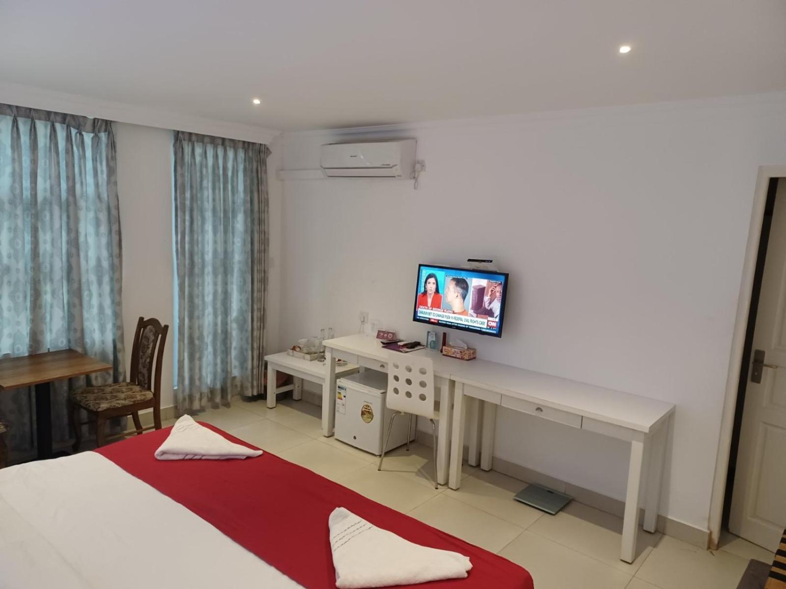 Deluxe King Room with Street View - Photo 8