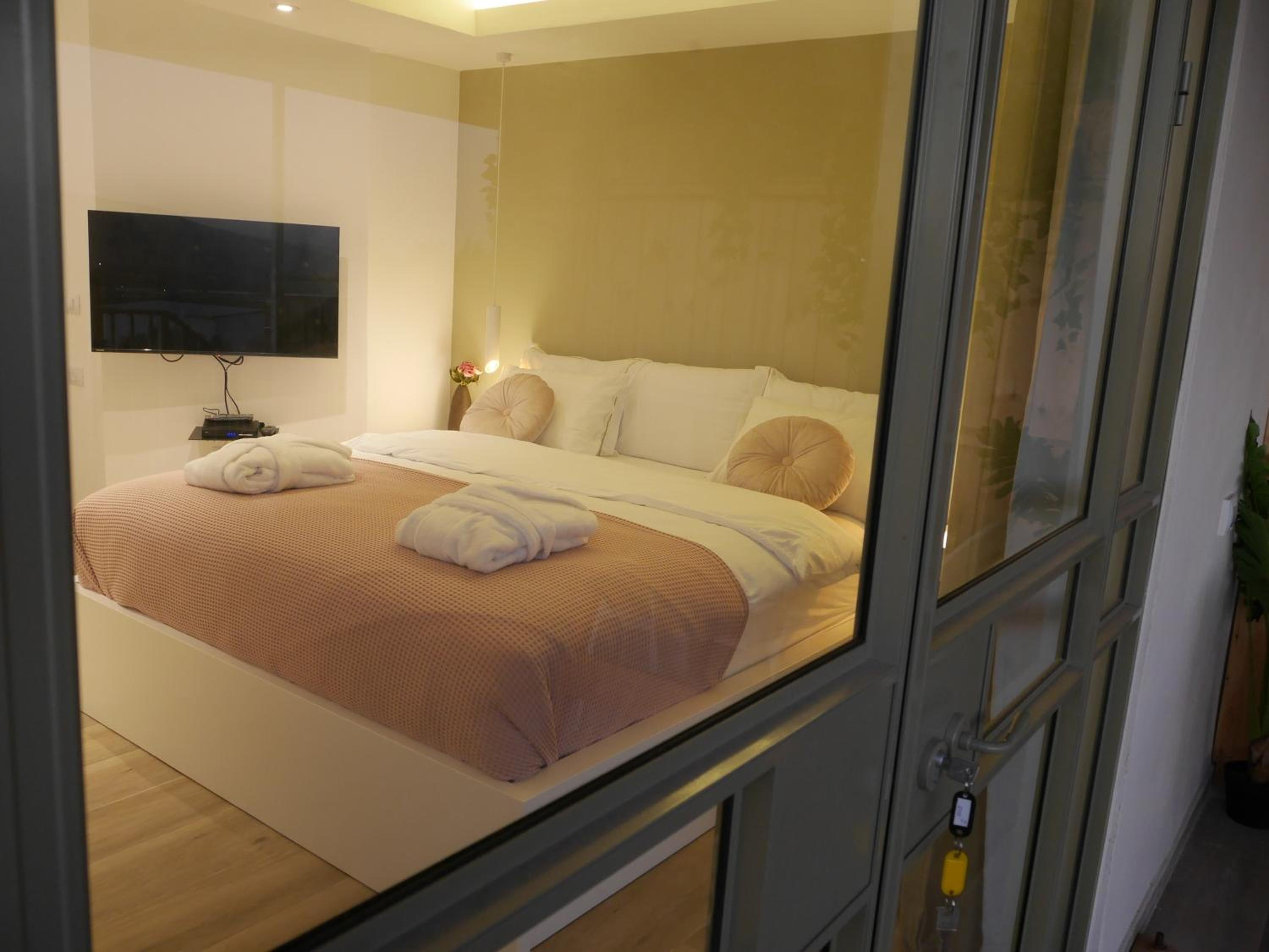 Deluxe Double Room with Balcony - Photo 7