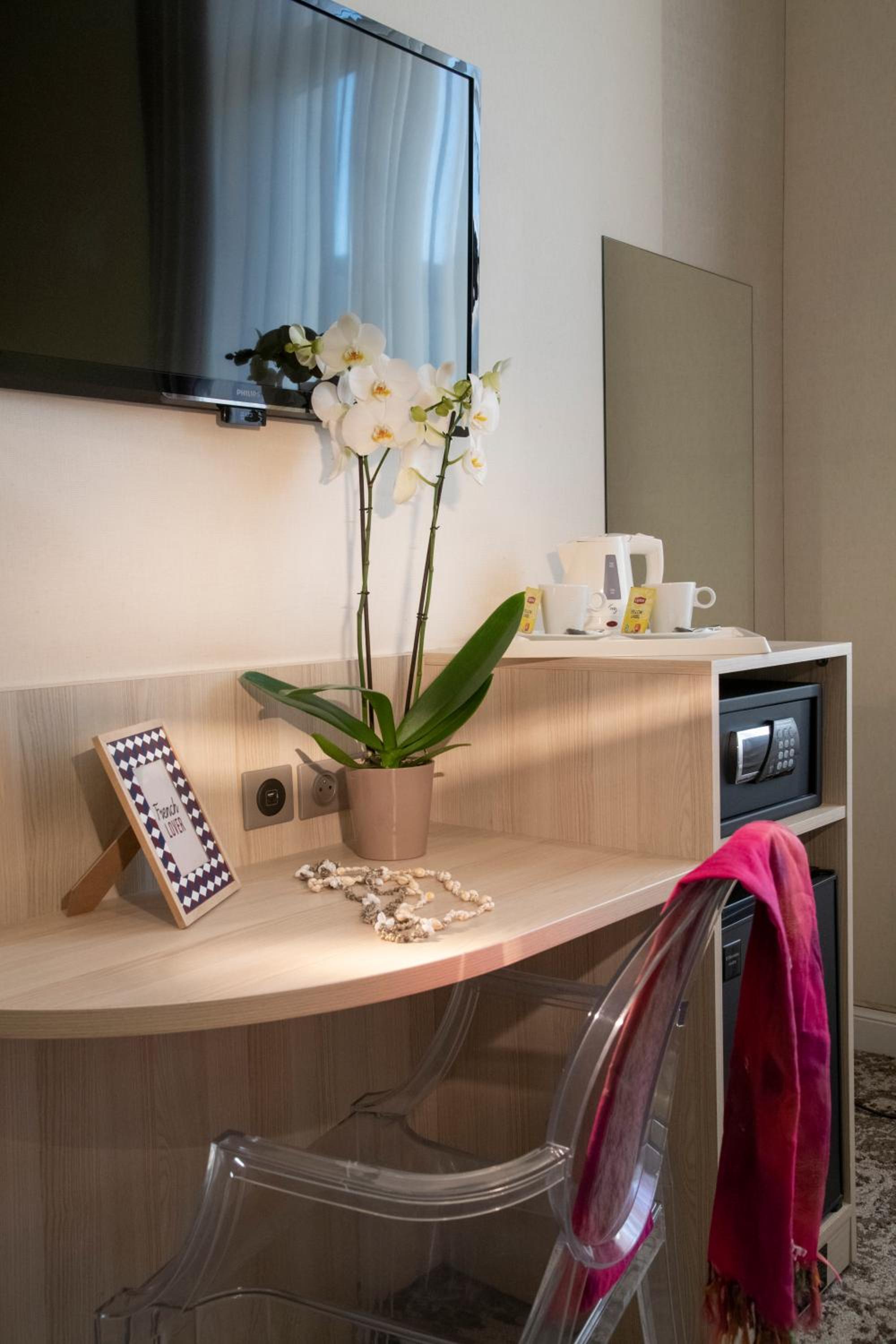 Superior Double Room with City View - Photo 8