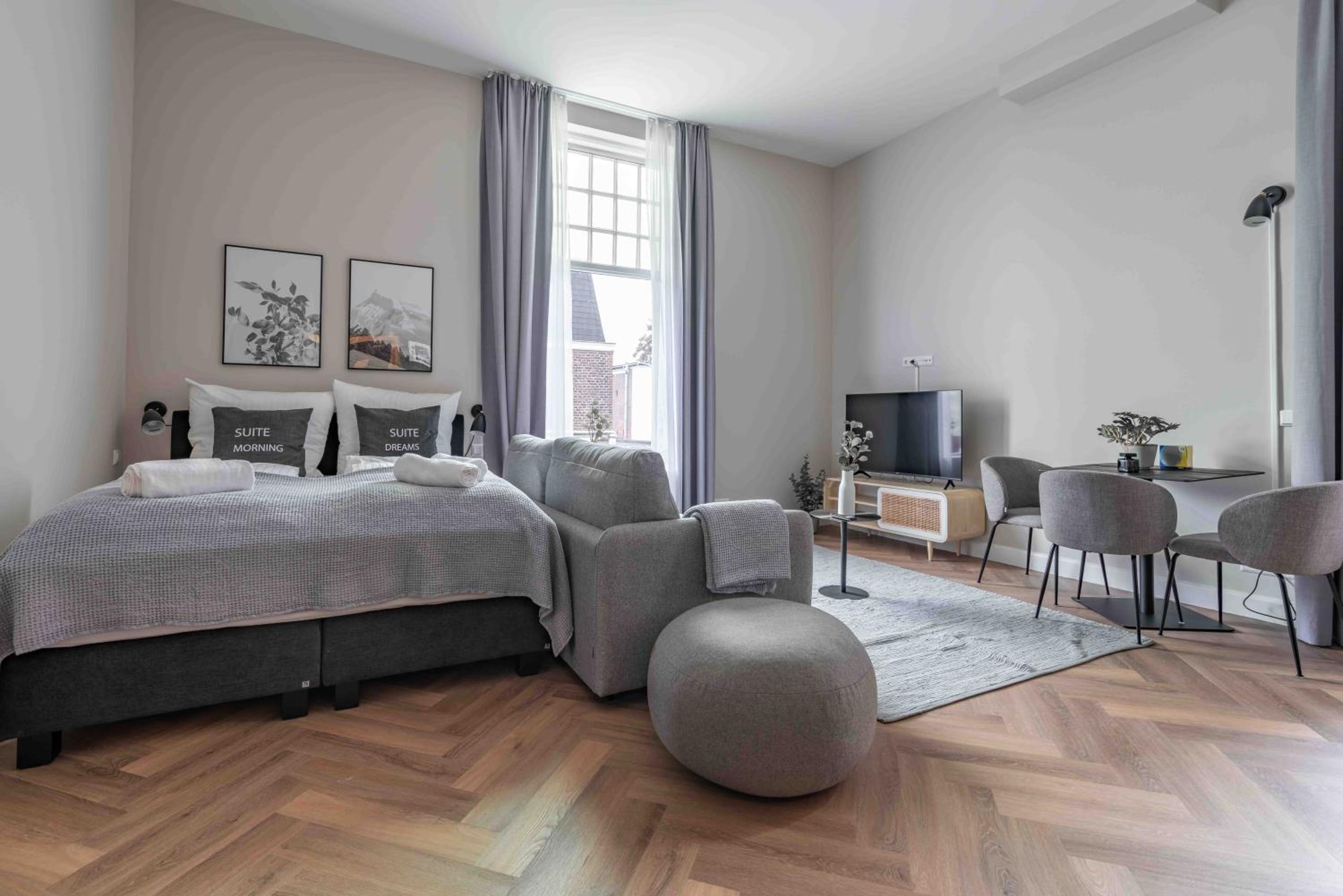 Suite XL - Photo 1